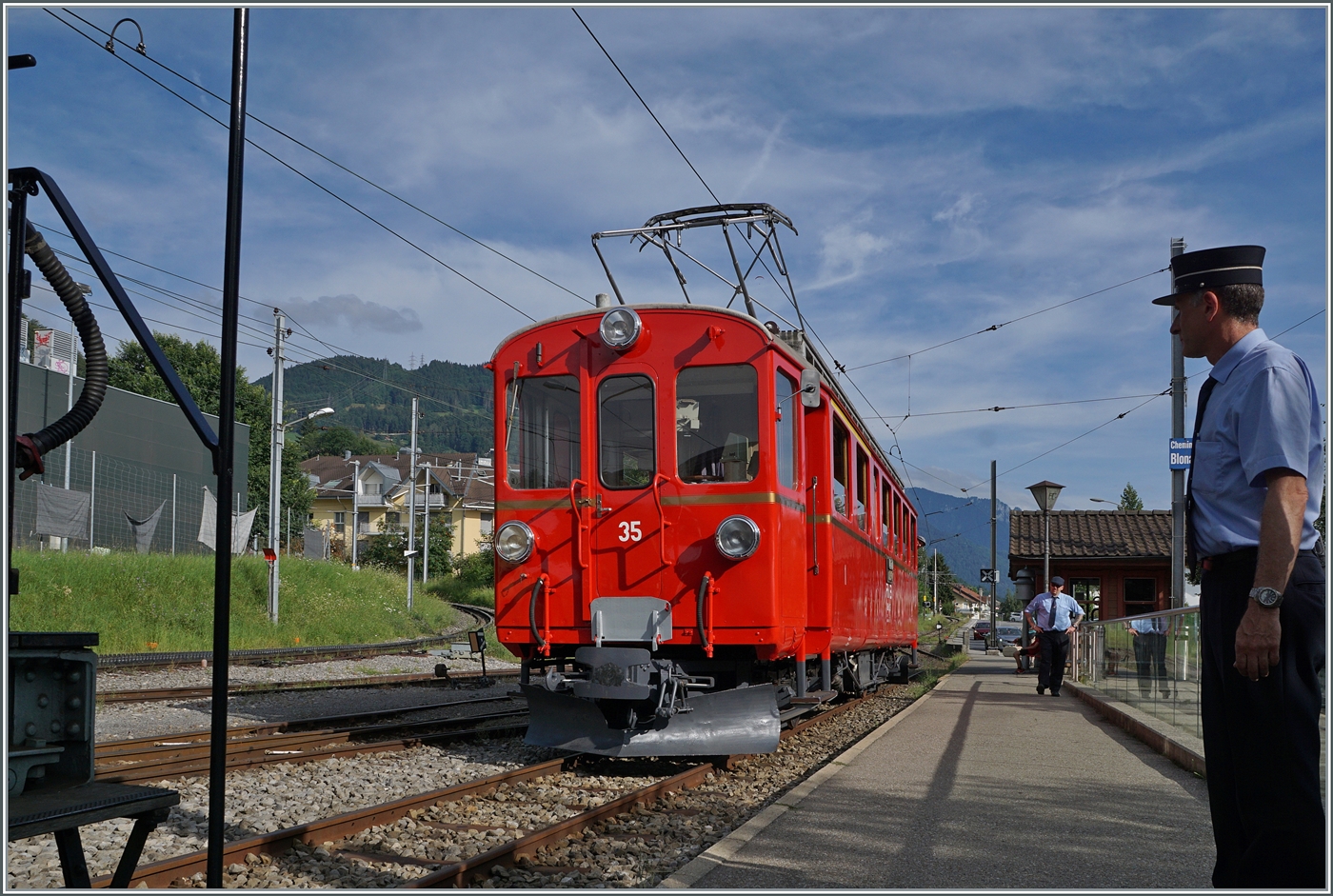 Der Bernina Bahn RhB ABe 4/4 I 35 der Blonay Chamby Bahn ist als letzter Zug von Chaulin in Blonay angekommen und wird nun für die Leerrückfahrt ins Museum einen hier stehenden Personenwagen mitnehmen.
Aufmerksam wird das Manöver überwacht.
4. Aug. 2024