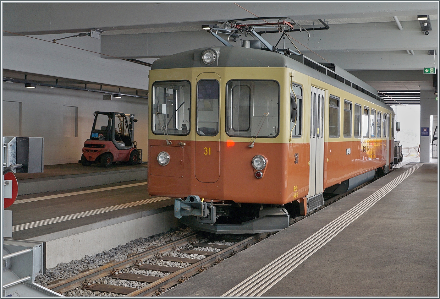 Der BLM Be 4/4 31  LISI  steht in Mürren. Es deutet nicht darauf hin das der gut gepflegte Triebwagen gut drei Monate später zerlegt und zur Verschrottung ins Tal transportiert wird. 
(Wobei die Umstellung des Betriebs auf die neuen Be 4/6 ab dem ende der Saison bekannt war.)

23. Juli 2024