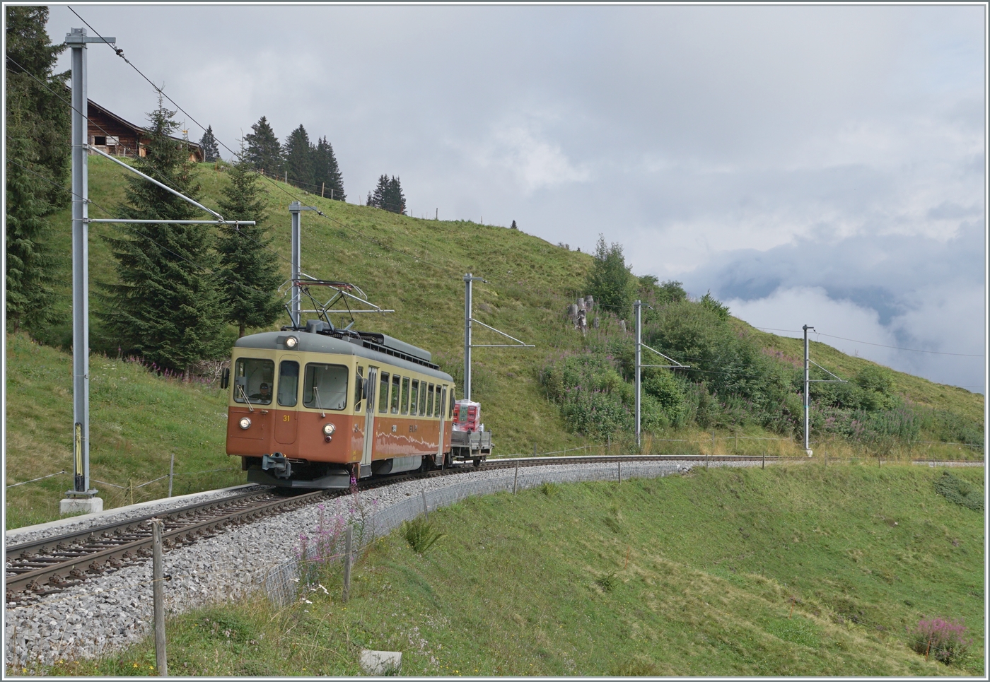 Der BLM Be 4/4 31  LISI  ist als R66 zwischen Grütschalp und Winteregg auf der Fahrt nach Mürren. 

8. August 2024