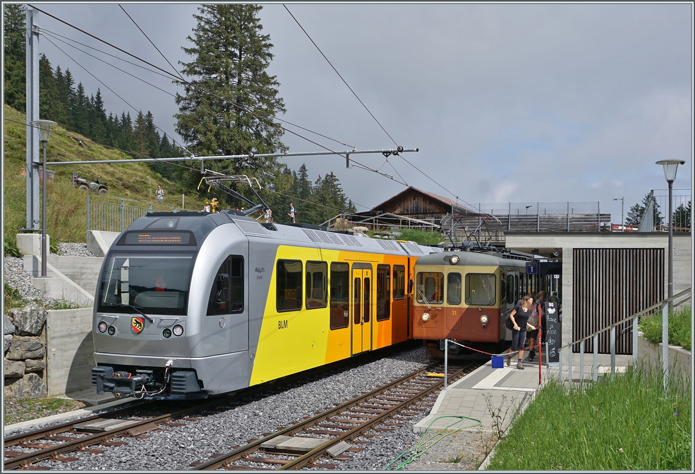 Der BLM Be 4/6 101  Eiger  kreuzt in Winteregg den Be 4/4 N° 31  Lisi , welcher bereits etwas im Schatten steht...
Während der Be 4/6 101  Eiger  auf der Fahrt von Mürren nach Grütschalp ist, ist der Be 4/4 31 nach Mürren unterwegs. 

8. Aug. 2024