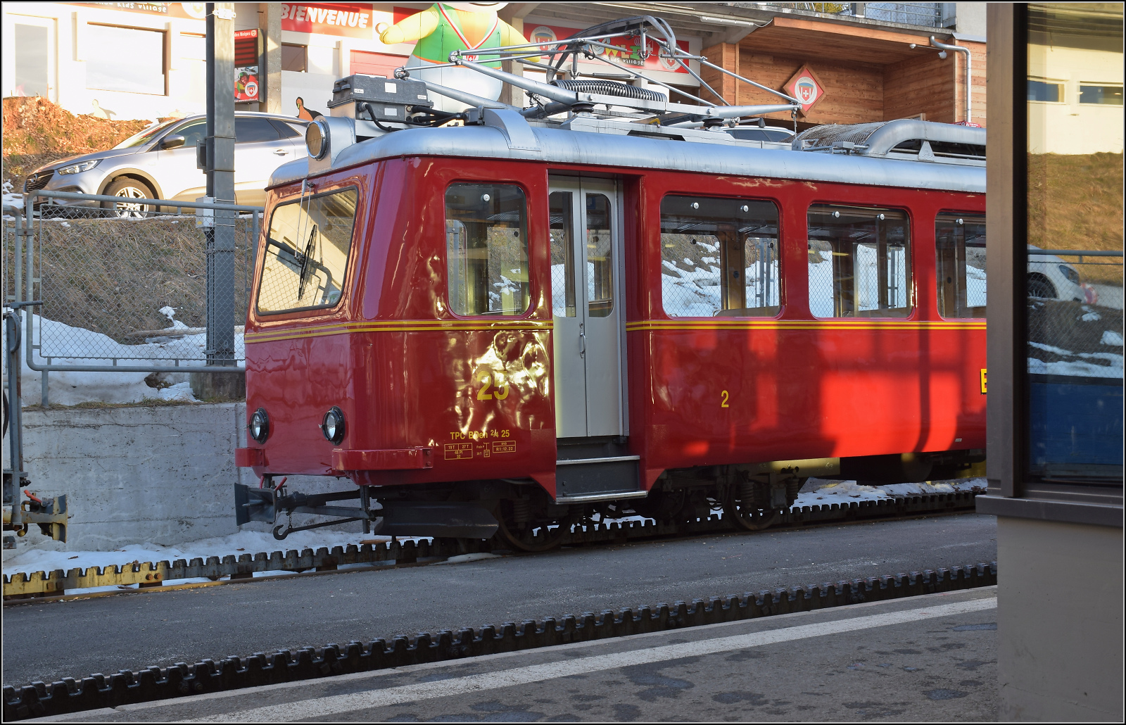 Der BVB-Flèche Beh 2/4 25 wurde von SWS und MFO im Jahr 1944 an die BVB geliefert. Er ist der letzte vorhandene Triebwagen aus einer Serie von sechs Fahrzeugen aus den Kriegsjahren. Villars-sur-Ollon, Januar 2026.