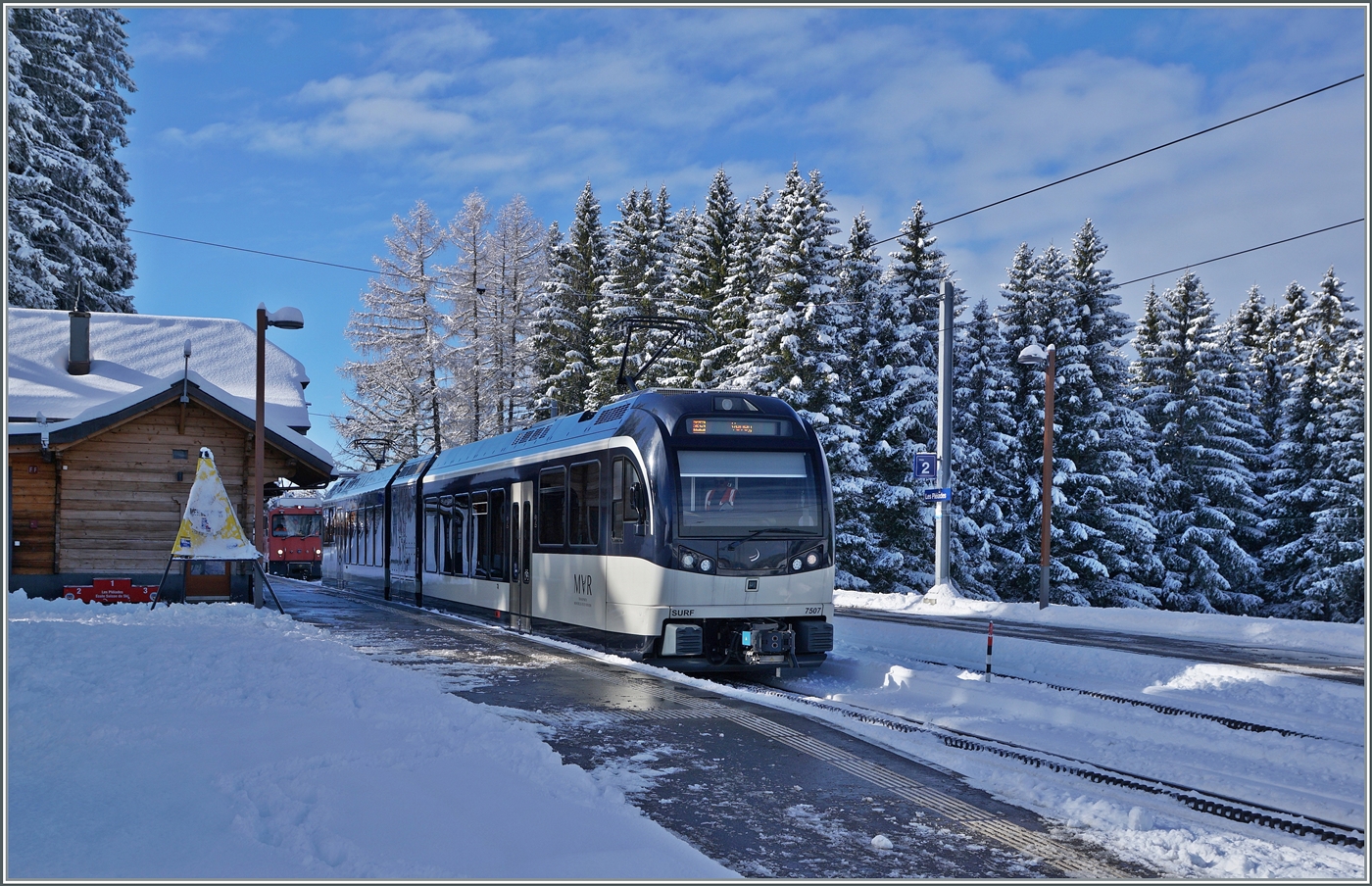 Der CEV MVR Abeh 2/6 7507 wartet in der frisch verschneiten Gipfelstation Les Pleisdes auf die Abfahrt nach Vevey. 

29. Jan. 2026