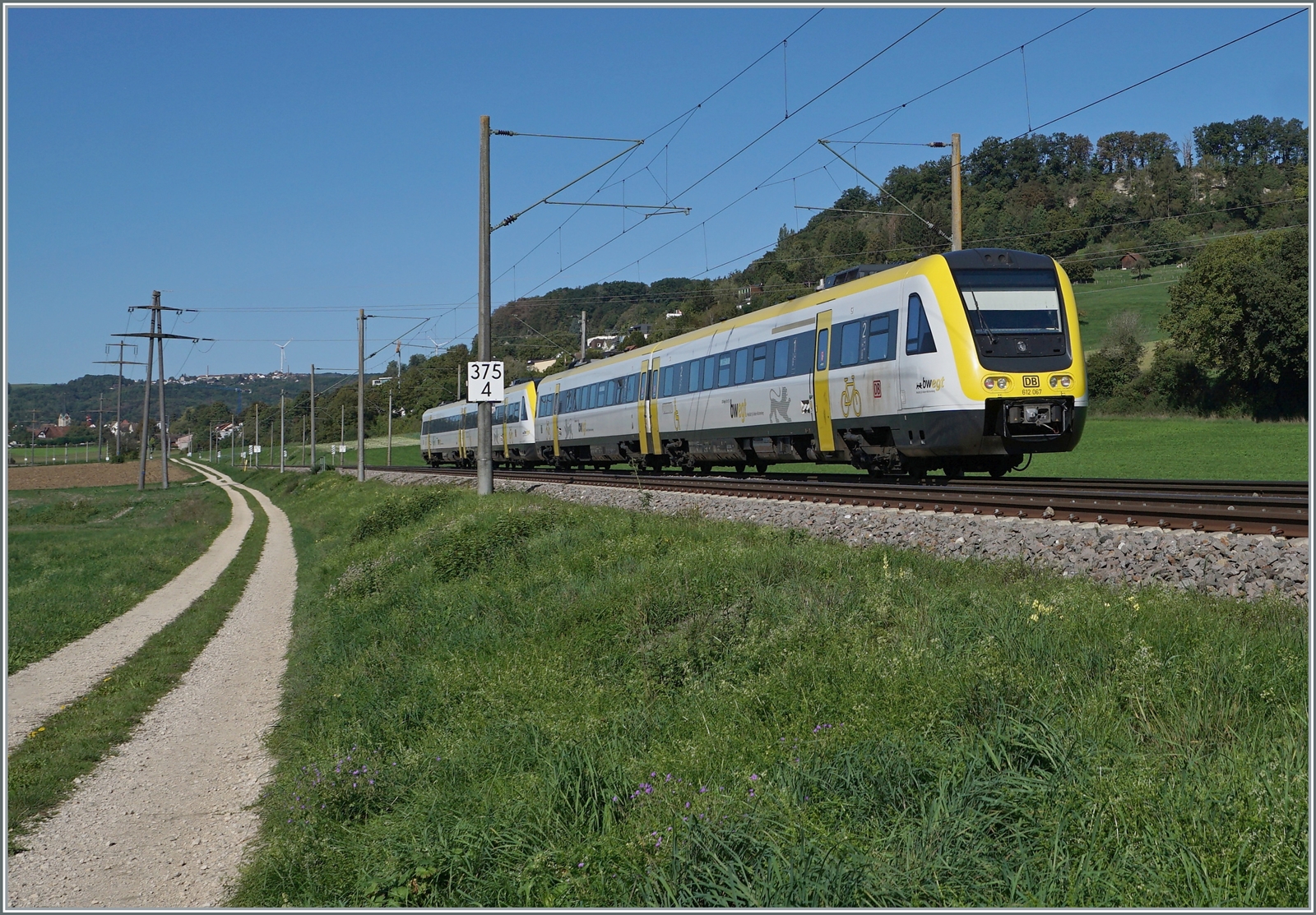 Der DB 612 067 und ein weiterer sind bei Bietingen als IRE 3050 auf dem Weg nach Basel Bad Bf. 

19. Sept. 2022