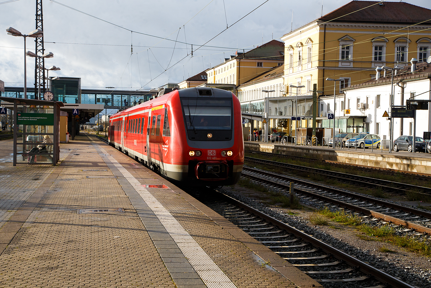 Der Dieseltriebwagen mit Neigetechnik 612 481 / 612 981, ein Bombardier  RegioSwinger  der DB Regio Bayern, verlsst am 24.11.2022, als RE 40 nach Nrnberg Hbf, den Hauptbahnhof Regensburg.

Nochmal einen lieben Gru an den netten grenden Tf zurck
