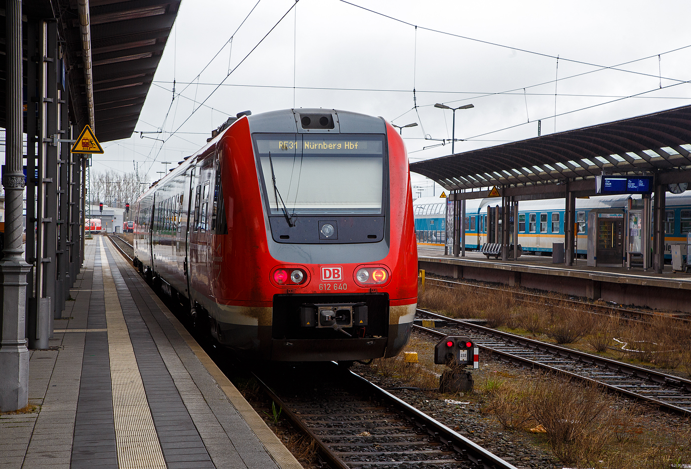 Der Dieseltriebwagen mit Neigetechnik 612 640 / 612 140 (95 80 0612 640-2 D-DB / 95 80 0612 140-3 D-DB), ein Bombardier  RegioSwinger  der DB Regio Bayern, steht am 17.04.2023, als RE 31 (Hof –  Marktredwitz – Pegnitz – Nrnberg), im Hbf Hof zur Abfahrt bereit.
 
Der Triebzug wurde 2002 von Bombardier unter den Fabriknummern 23763 und 23764 gebaut.
