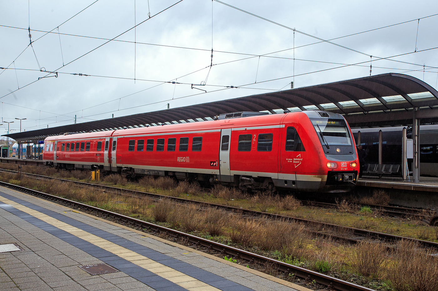 Der Dieseltriebwagen mit Neigetechnik 612 987 / 612 487 (95 80 0612 987-7 D-DB / 95 80 0612 487-8 D-DB), ein Bombardier  RegioSwinger  der DB Regio Bayern, hat als RE 30 (Nrnberg – Pegnitz – Bayreuth – Hof) am 17.04.2023 seinen Zielbahnhof den Hbf Hof erreicht.

Der Triebzug wurde 2003 von Bombardier unter den Fabriknummern 24183 und 24184 gebaut.
