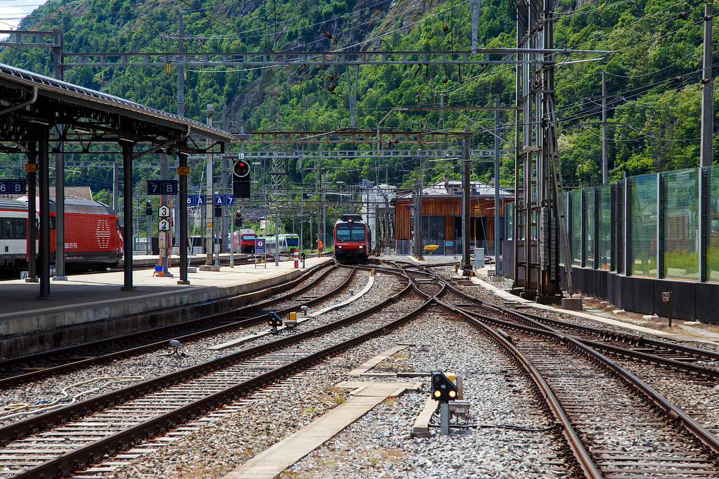 Der dreiteilige NPZ Domino RA12 der RegionAlps (ex SBB RBDe 4/4) erreicht am 25.05.2023 als Regio (St-Gingolph–St-Maurice –Martigny–Sion–Brig), Steuerwagen voraus, seinen Zielbahnhof Brig.

Der NPZ Domino besteht aus:
1./2. Klasse Steuerwagen ABt NPZ DO RA 50 85 39-43 948-1 CH-RA
Modernen 2.Klasse INOVA-Zwischenwagen mit Niederfluranteil B NPZ DO RA 50 85 29-43 407-0 CH-RA
und dem 
Triebwagen RBDe 560 DO RA 94 85 7 560 412-9 CH-RA, ex SBB RBDe 560 010-1 (Umbau 2009).

Die Regionalps (RA) ist ein Eisenbahnverkehrsunternehmen im Kanton Wallis, mit Sitz in Martigny hat. Eigentmer derim Jahr 2003 gegrndete Gesellschaft  sind die Schweizerischen Bundesbahnen (SBB) mit 70 %, die Transports de Martigny et Rgions (TMR) mit 18 % und der Kanton Wallis mit 12 %. Die RA betreibt den Regionalverkehr vor allem im Rhonetal zwischen dem Ostufer des Genfersees und Brig. Inzwischen gehren Regionalps 16 dreiteilige NPZ Domino (Trieb-, Zwischen- und Steuerwagen ex SBB) und 4 RABe 525 NINA (ex TMR).