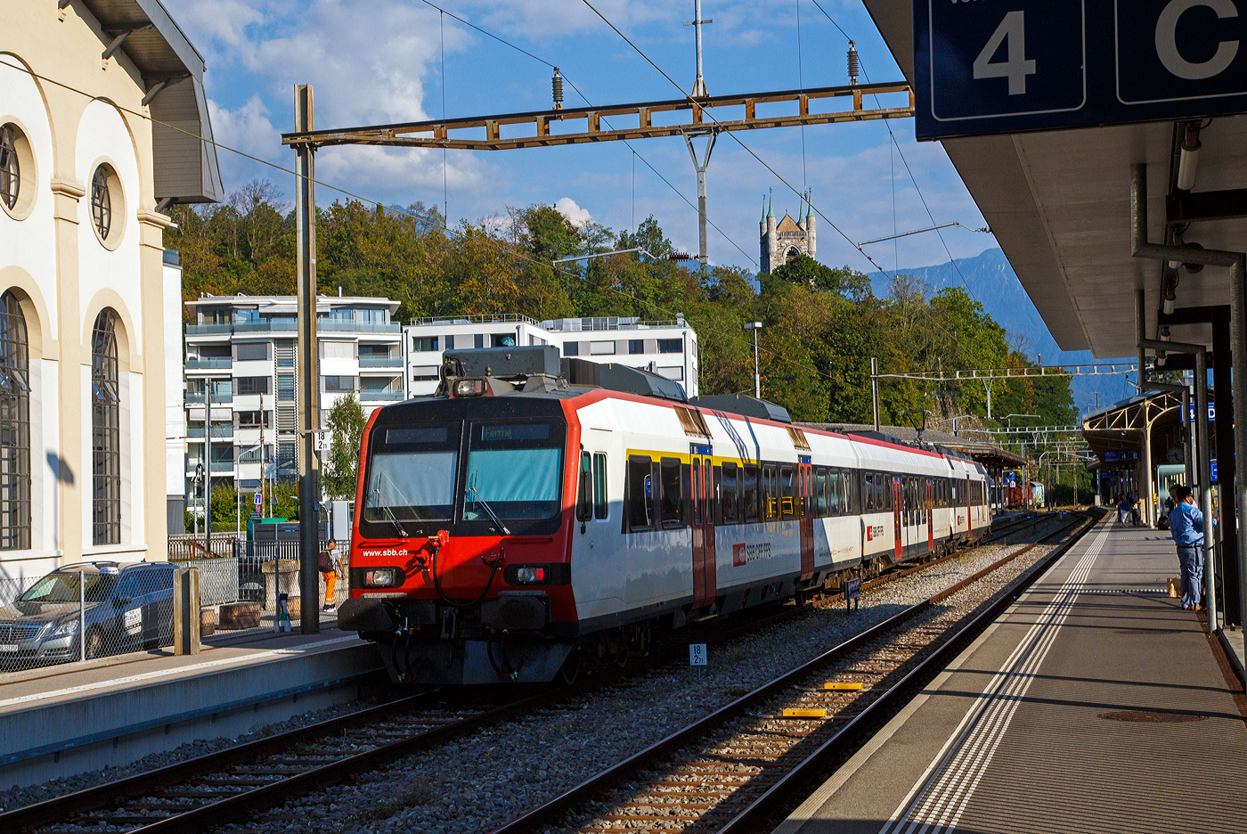 Der dreiteilige SBB NPZ Domino-Zug, bestehend aus dem Triebwagen RBe 560 DO 94 85 7 560 210-7 CH-SBB, dem B-INOVA-Zwischenwagen B NPZ DO 50 85 29-43 134-0 CH-SBB und dem ABt NPZ Domino-Steuerwagen  Abt NPZ DO 50 85 39-43 854-1 CH-SBB, erreicht am 07.09.2023 den Bahnhof Vevey.