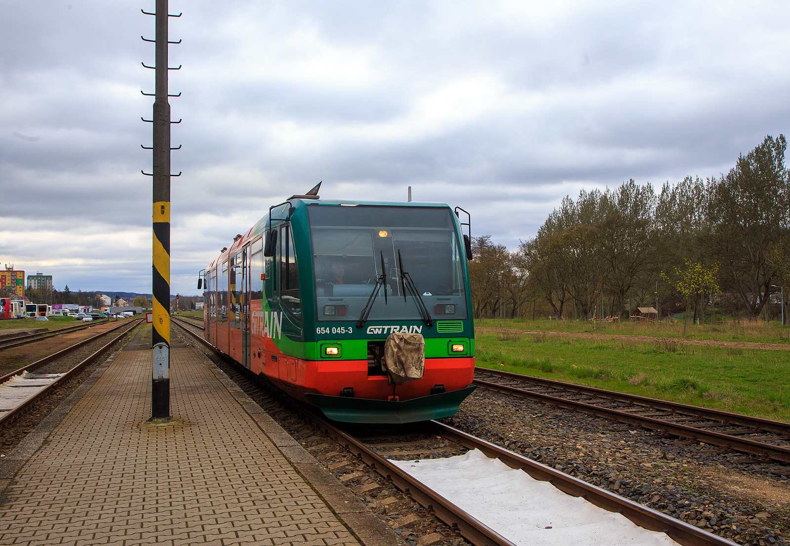 Der DUEWAG RegioSprinter 654 045-3 (95 80 0654 045-3 D-GWTR) der GW Train Regio a.s., ex VT 45 der Die Länderbahn, erreicht am 18.04.2023, als GW 7108 von Marianske Lazne (Marienbad) via Becov nad Teplou(Petschau) kommend, den Zielbahnhof Karlovy Vary dolní nádraží (Karlsbad unterer Bahnhof).

Der RegioSprinter wurde 1997 von DUEWAG (Düsseldorfer Waggonfabrik AG) im Werk Uerdingen unter der Fabriknummer 91699 gebaut und an die Regental Bahnbetriebs-GmbH geliefert. Im Mai 2017 wurde er an die GW Train Regio nach Tschechien verkauft, ist aber weiterhin in Deutschland eingestellt. Vor der Inbetriebnahme in Tschechien wurde eine Modernisierung bei CZ Loko durchgeführt.