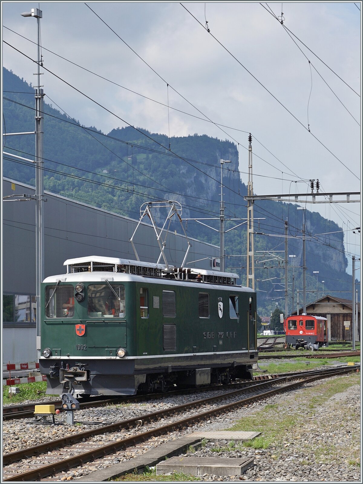 Der Extrazug wurde in Meiringen auf Gleis vier von SBB HGe 4/4 I N° 1992  Giswil abgestellt; der  Muni  rangiert nun weiter, um in der Folge auf Gleis zwei aus- bzw. abgestellt zu werdne. 23. August 2025
