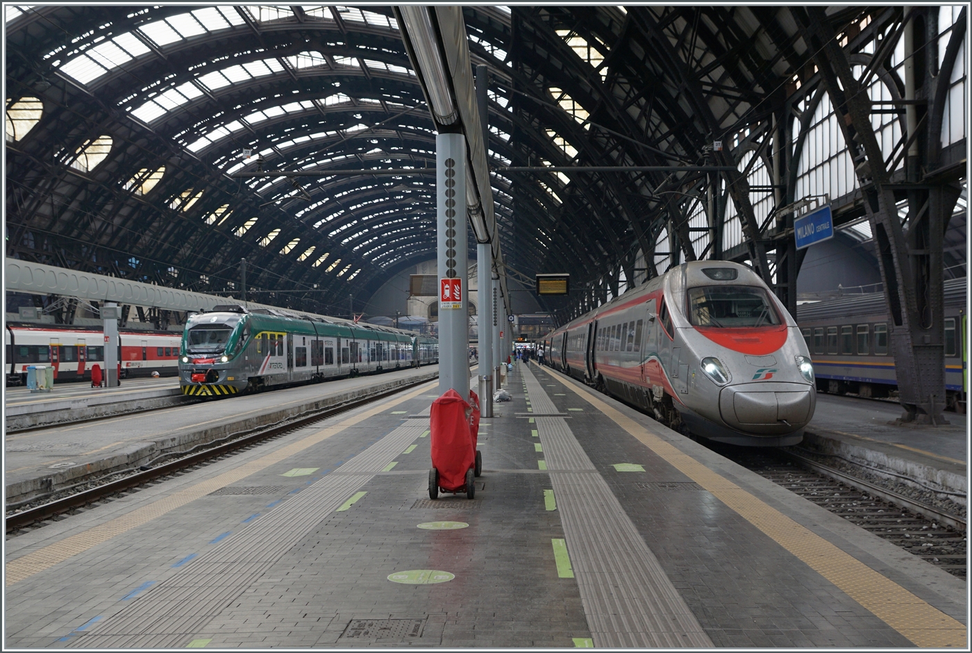 Der FS Trenitalia ETR 610 008 wartet auf die baldige Abfahrt nach Genève und links im Bild steht der Trenord ETR 245 040 als RE nach Tirano.

8. Nov. 2022