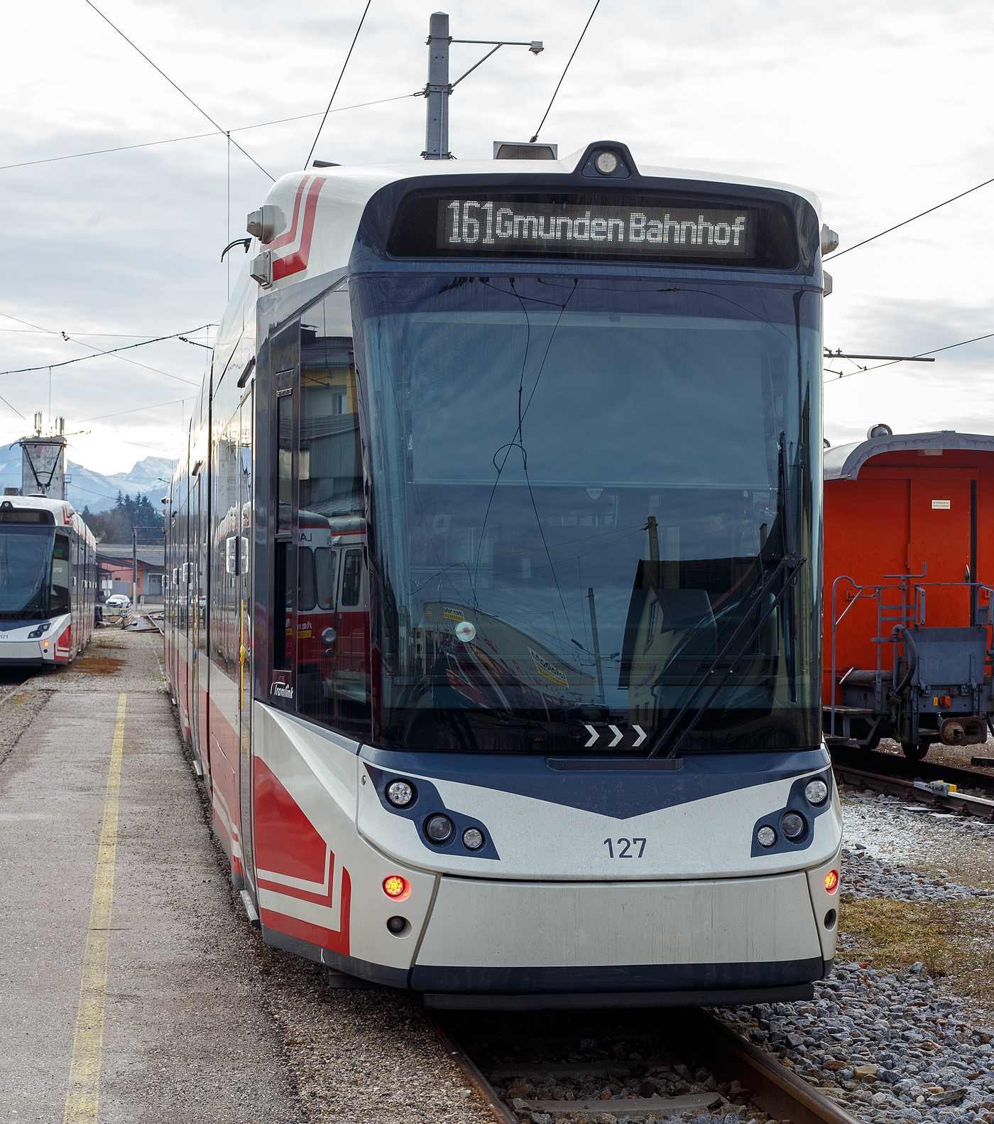 Der fünfteilige Meterspur-Straßenbahn-Triebwagen StH ET 127 der Stern & Hafferl Verkehrsgesellschaft m.b.H. steht am 14 Januar 2025 im Bahnhof Vorchdorf-Eggenberg zur Abfahrt als Linie 161 nach Gmunden Bahnhof bereit. Es ist ein fünfteiliger STADLER Zweirichtungs-Multigelenk-Stadtbahnwagen in Niederflur-Bauweise vom Typ Tramlink V3 der neuesten Generation (Tramlink 2.0).

Der ET 127 wurde 2016 noch von Vossloh Kiepe im spanischen Werk in Valencia gebaut, die später produzierten Triebwagen wurden dann nach der Übernahme durch STADLER von Stadler Rail Valencia gebaut und geliefert.
