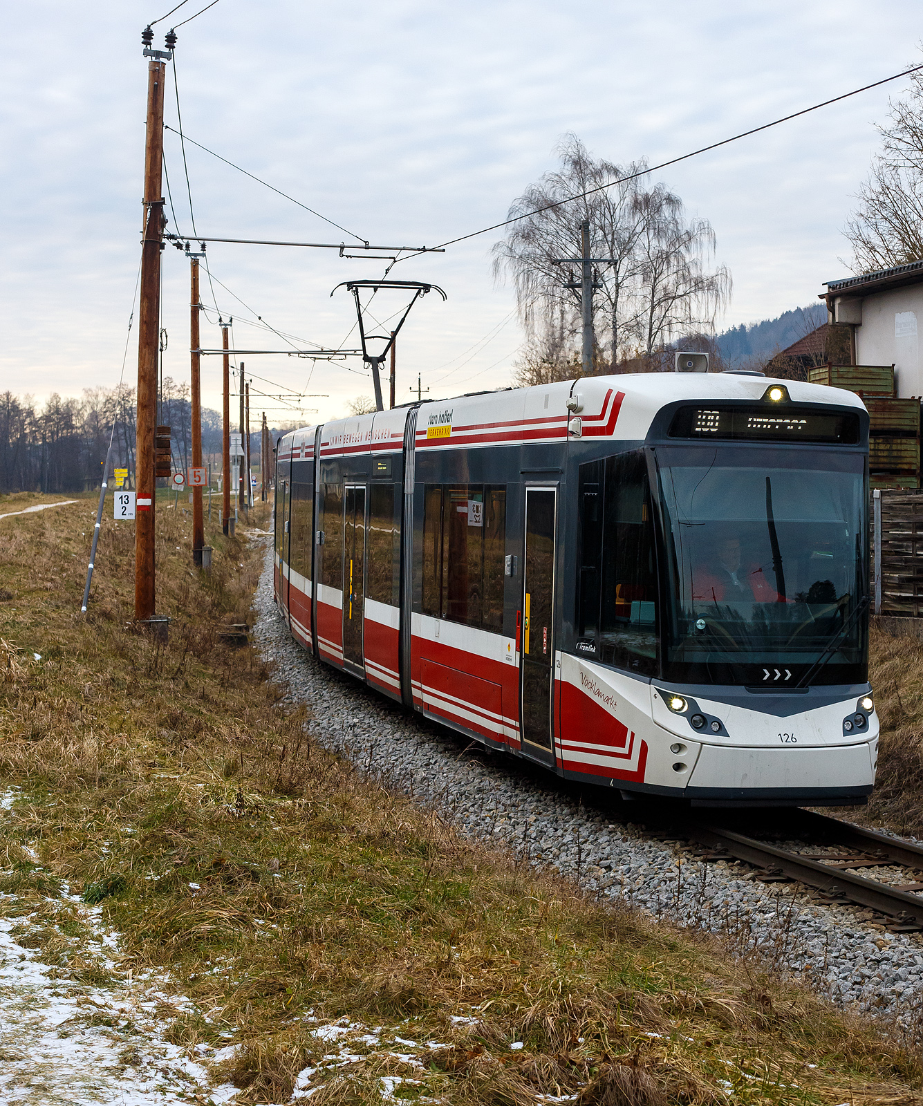 Der fünfteilige Meterspur-Straßenbahn-Triebwagen StH ET 126  Vöcklamarkt , ein fünfteiliger STADLER (ex Vossloh) Zweirichtungs-Multigelenk-Stadtbahnwagen in Niederflur-Bauweise vom Typ Tramlink V3 der neuesten Generation (Tramlink 2.0), der Stern & Hafferl Verkehrsgesellschaft m.b.H., erreicht am 14 Januar 2025 als Linie 180 von Vöcklamarkt kommend den Ziel- und Endbahnhof Attersee am Attersee.

Der ET 126 wurde 2016 noch von Vossloh Kiepe im spanischen Werk in Valencia gebaut, die später produzierten Triebwagen wurden dann nach der Übernahme durch STADLER von Stadler Rail Valencia gebaut und geliefert.

Die Lokalbahn Vöcklamarkt–Attersee, auch Atterseebahn (vor 2019 Attergaubahn) genannt, ist eine meterspurige elektrische Lokalbahn in Oberösterreich. Sie verkehrt zwischen den Orten Attersee am gleichnamigen Attersee und Vöcklamarkt an der Westbahnstrecke Wien–Linz–Salzburg.

Die Bahn wurde am 14. Jänner 1913 eröffnet. Die Lokalbahn Vöcklamarkt-Attersee AG befindet sich zu 75,9 Prozent im Besitz der Stern & Hafferl Verkehrsgesellschaft m.b.H. und zu 10,5 Prozent im Besitz des Landes Oberösterreich (OÖ Verkehrsholding), sowie anderen Anteilseignern. Insgesamt ist sie 13,4 Kilometer lang, eine maximale Neigung: von 47 ‰ und wird mit 750 Volt Gleichspannung betrieben. Da die Strecke die ÖBB-Westbahn mit dem Attersee verbindet, hat sie große Bedeutung für den Fremdenverkehr der Region.