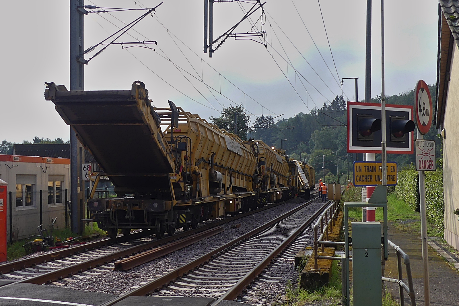 Der Getrennte Schottersammelzug steht unterhalb des Bahnüberganges in Enscherange ,während die restlichen Wagen zu der Entladestelle zum Entleeren in der Nähe Drauffelt gezogen wurden. 25.08.2023