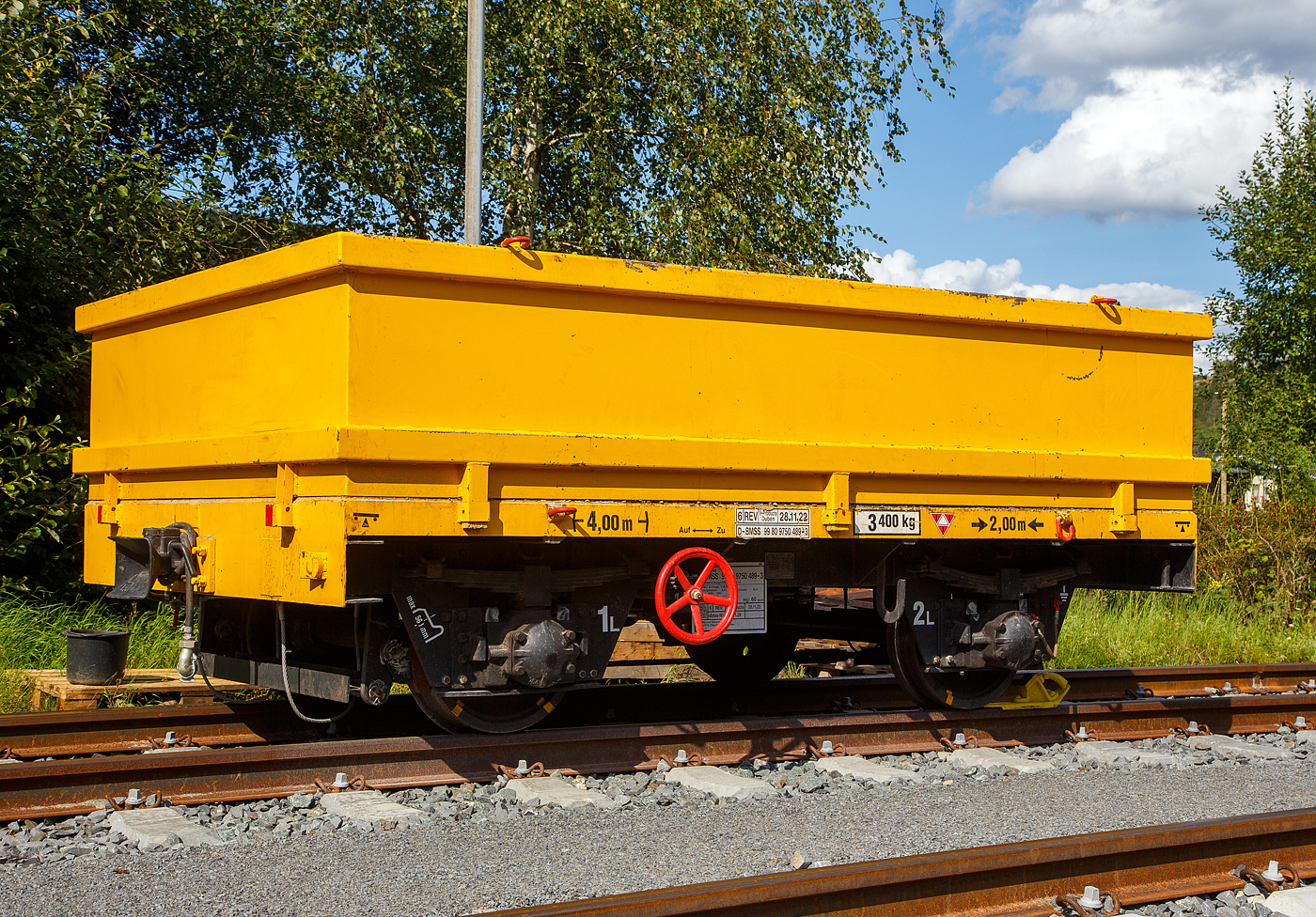 Der Gleiskraftwagenanhnger GKW-A, Kleinwagen-Nr. D-BMSS 99 80 9750 489-3 der BMS Schlage (Lieske) ist am 26.08.2023 in Herdorf auf dem Rbf der KSW, Betriebssttte FGE -Freien Grunder Eisenbahn, abgestellt. 

Der Kleinwagenanhnger  34.1 Typ GKW-A -H 25 (der BA 341) wurde 1962 vom RAW Schnweide gebaut. Von der fnfstelligen Fabriknummer kann ich leider nur die letzten drei Ziffern (??392) genau erkennen. Bei diesem Anhnger wurden die Seiten- und Stirnwandklappen gegen einen aufgesteckten Aufsatzrahmen getauscht.

Wie auch die Deutsche Bundesbahn (DB) setzte die Deutsche Reichsbahn (DR) in der DDR Kleinwagen mit eigenem Antrieb und passende Anhnger im Streckenunterhalt ein. Whrend die Bundesbahn die Abkrzung Klv und Kla (Kleinwagen mit Verbrennungsmotor bzw. -Anhnger) verwendete, krzte die DR mit den Buchstaben GKW fr Gleiskraftwagen bzw. GKW-A fr Gleiskraftwagen-Anhnger ab. 

TECHNISCHE DATEN:
Spurweite: 1.435 mm (Normalspur)
Lnge ber Kupplung: 4.000 mm
Achsabstand: 2.000 mm
Laufraddurchmesser: 560 mm
Eigengewicht: 3.400 kg 
Nutzlast: 8 t (ursprnglich lt. Fabrikschild 9.500 kg) 
Zul. Geschwindigkeit (Hg): 60 km/h
Handbremse: Ja
