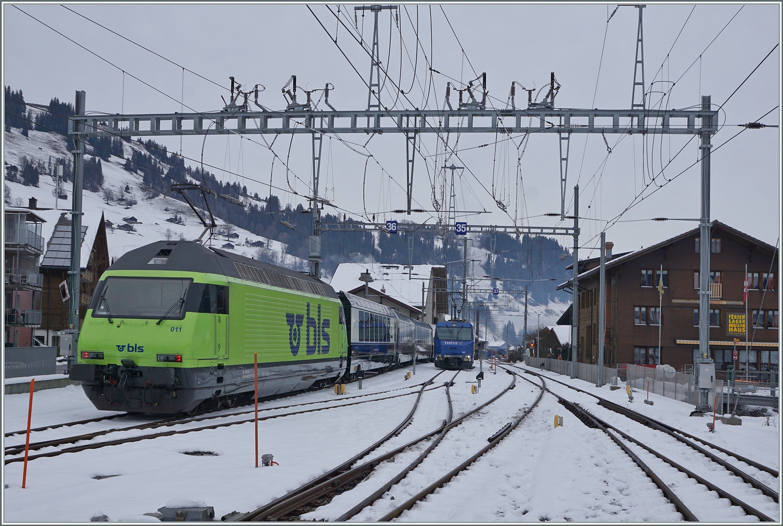 Der GPX 4068 mit der schiebenden BLS Re 465 011 verlässt Zweisimmen und fährt an der MOB Ge 4/4 8001 vorbei, welche den Zug von Montreux nach Zweisimmen brachte.

15. Dezember 2022