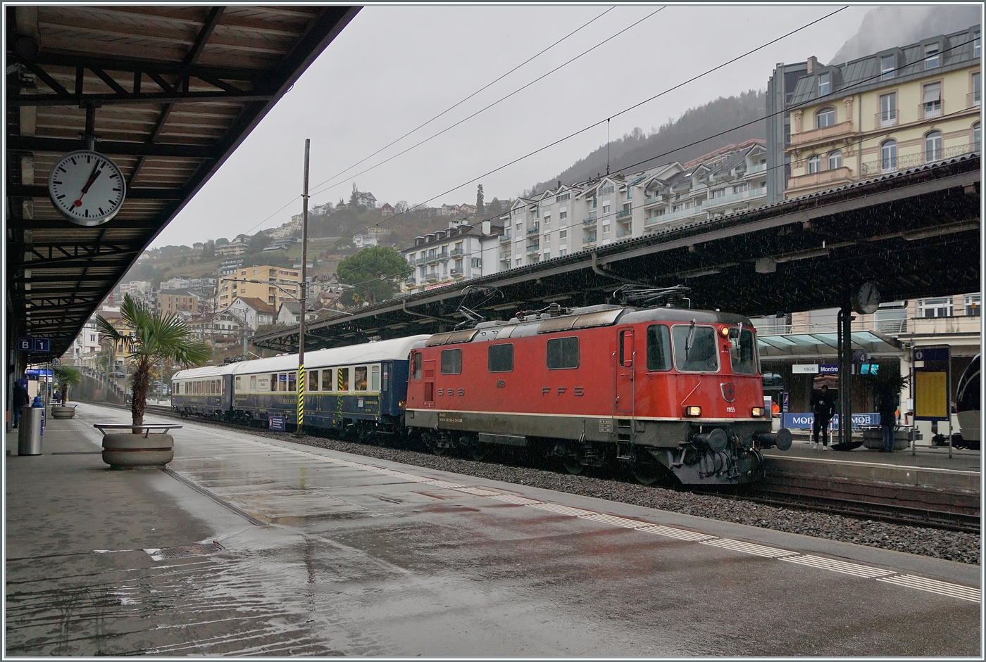 Der Grund der Fahrt nach Montreux: Der ZRT-Extrazug Frauenfeld Montreux / Aigle. Erst wollte ich den Zug auf der  Train des Vigens Strecken fotografieren, die immer wieder konsultierende Wetterprognose riet mir aber dann doch den Plan B umzusetzen; dies war auch gut so, denn das Licht hätte im Lavaux wohl kaum gereicht und eine verregnete Landschaft hätte wohl auch kaum ein attraktiver Bild geboten. 
Spannend war, mit welcher Lok der Zug kommt, denn auf den letzten paar Kilometer (Chexbres - Villeneuve) ist die ETCS Zugsicherung verbaut. 
Das Bild zeigt den Zug bei der Ankunft in Montreux. Alternativ zum Weihnachtmarkt von Montreux, konnten die Reisenden bis Aigle weiterfahren und dort einen gemütlichen Nachmittag verbringen. 
Der Zug bestand aus der SBB Re 4/4 II 11159, dem  Le Salon Bleu  Halb-Speisewagen ARmz 61 85 88-90 200-6 CH-IRSI und dem  Le Diamant Bar  Speisewagen WRm 61 85 88-94 003-0 CH IRSI. 

7. Dezember 2024