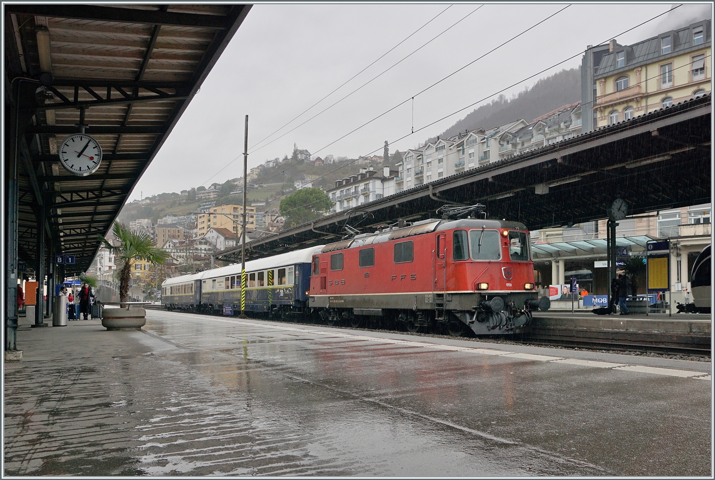 Der Grund der Fahrt nach Montreux an diesem doch sichtlich strak verregneten Tag: Der ZRT-Extrazug Frauenfeld - Montreux / Aigle. Erst wollte ich den Zug auf der  Train des Vigens Strecken fotografieren, die immer wieder konsultierende Wetterprognose riet mir aber dann doch den Plan B umzusetzen; dies war auch gut so, denn das Licht hätte im Lavaux wohl kaum gereicht und eine verregnete Landschaft hätte wohl auch kaum ein attraktives Bild geboten. Spannend war, mit welcher Lok der Zug kommt, denn auf den letzten paar Kilometer (Chexbres - Villeneuve) ist die ETCS Zugsicherung verbaut - Das Bild zeigt den Zug bei der Ankunft in Montreux. Alternativ zum Weihnachtmarkt von Montreux, konnten die Reisenden bis Aigle weiterfahren und dort einen gemütlichen Nachmittag verbringen. Der Zug bestand aus der SBB Re 4/4 II 11159, dem  Le Salon Bleu  Halb-Speisewagen ARmz 61 85 88-90 200-6 CH-IRSI und dem  Le Diamant Bar  Speisewagen WRm 61 85 88-94 003-0 CH IRSI.

7. Dezember 2024