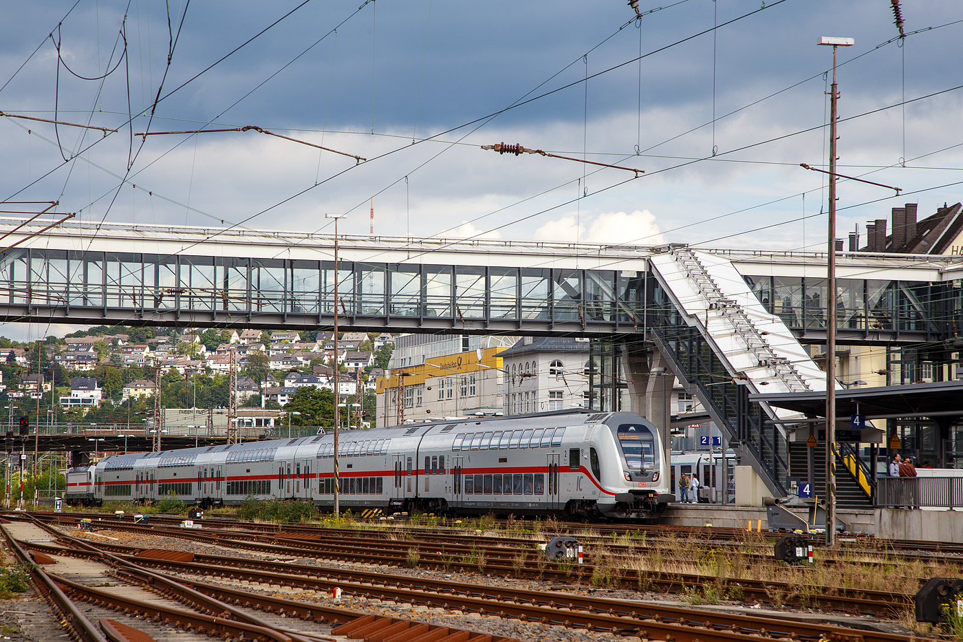 Der IC 2321 Norddeich Mole - Münster Hbf - Siegen Hbf - Frankfurt(Main)Hbf hat am 28.08.2023 pünktlich den Hauptbahnhof Siegen erreicht. Die IC2 Garnitur war die Garnitur IC 4888 mit der TRAXX P160 AC3 - 147 564-9 der DB Fernverkehr AG. Hier im Bahnhof macht der Zug Kopf. 