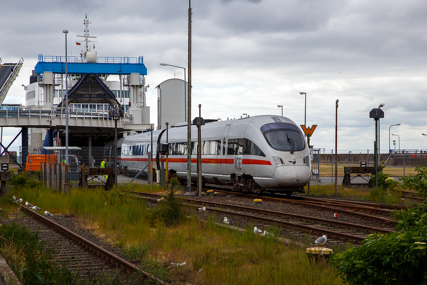 Der ICE TD bzw. VT 605, Tz 5503 hat am 15 Juni 2015, als ICE 33 (Hamburg Hbf - Koebenhavn H), den Fährbahnhof Puttgarten erreicht. Nun wird trajektiert, der ICE Dieseltriebzug fährt in die Scandlines Fähre  Prins Richard .  