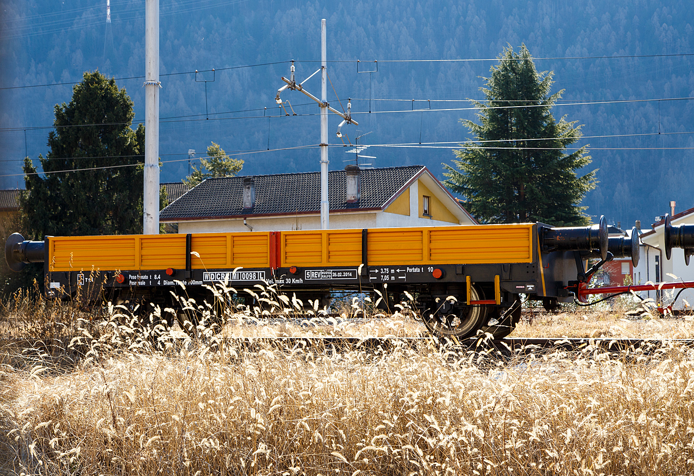 Der Italienischer zweiachsigem Gleiskraftwagenanhänger WD CRR MI 0098 L abgestellt am 19 Februar 2017 in Tirano, leider hier im Gegenlicht.

TECHNISCHE DATEN vom Wagen:
Länge über Puffer: 7.050 mm 
Achsabstand: 3.750 mm 
Laufraddurchmesser: 700 mm (neu)
Höchstgeschwindigkeit : 30 km/h
Eigengewicht: 4,0 t
Nutzlast: 10 t
