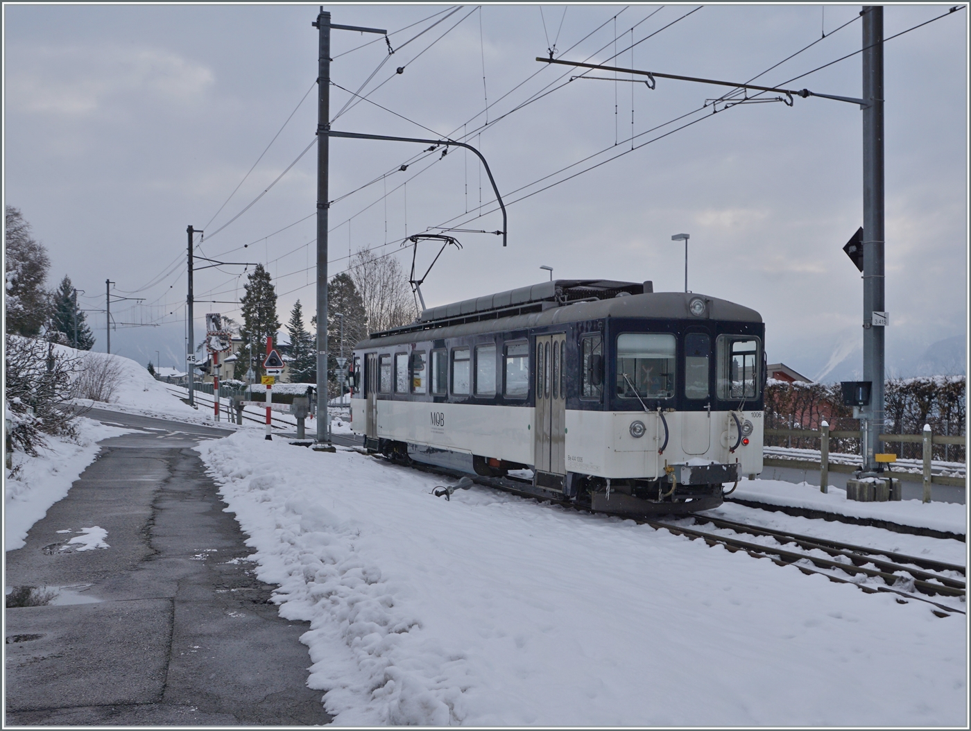 Der MOB Be 4/4 1006  Bipperlisi  ist als Regionalzug 2320 von Montreux nach Les Avants unterwegs verlässt nach einem kurzen Halt Fontanivent.

22. Januar 2023