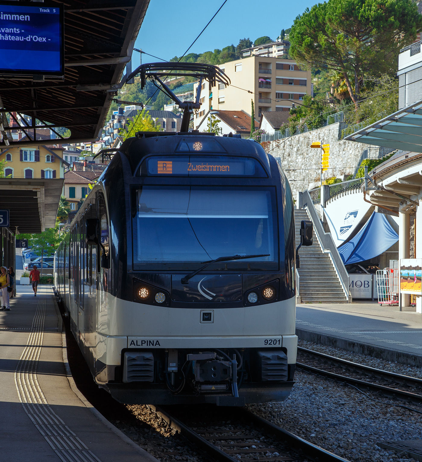 Der MOB Regionalzug nach Zweisimmen steht am 10 September 2023 im Bahnhof Montreux zur Abfahrt bereit. Der Zug besteht hier aus dem MOB ALPINA 9201 bzw. Be 4/4 9201, dazwischen drei normalen (konventionellen) Personenwagen und am Schluss den MOB ALPINA 9301 bzw. ABe 4/4 9301.

Die vier von Stadler 2016 gebauten MOB Alpina-Triebzüge ABe 8/8 9000 sind modular einsetzbar. Ein Triebzug besteht jeweils aus einem Be 4/4 9200er und einem ABe 4/4 9300er Triebwagen. So können sie (wie hier mit 2) mit bis zu neun (hier 2) bestehenden Zwischenwagen ergänzt werden.