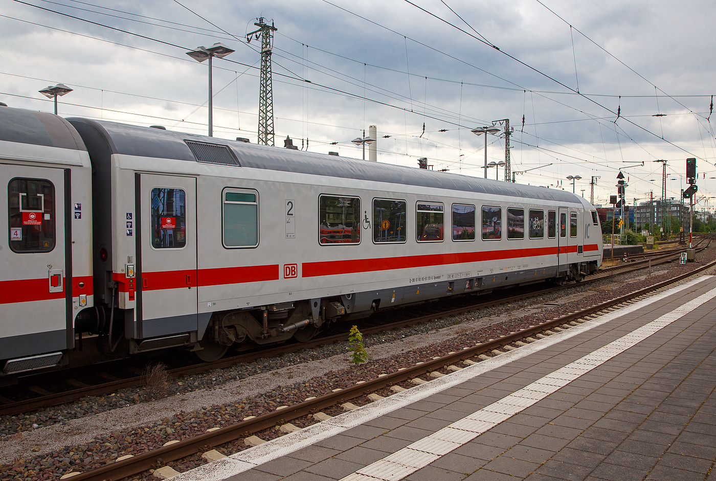 Der modernisierter klimatisierte 2. Klasse InterCity-Steuerwagen mit Fahrrad-/Gepäckabteil D-DB 61 80 80-91 135-6 der Bauart Bpmmbdzf 286.1 (ex Bpmbdzf 296.1) der DB Fernverkehr AG, am 31.05.2022 am Zuganfang, als Wagen 3 vom IC 2213 (Ostseebad Binz - Hamburg - Köln Messe/Deutz - Mainz – Stuttgart) im Hbf Münster (Westf.).

TECHNISCHE DATEN: 
Baujahr: 1997
Hersteller:  PFA Weiden (Partner für Fahrzeugausstattung GmbH)
Spurweite: 1.435 mm
Länge über Puffer: 26.400 mm
Wagenkastenlänge: 26.100 mm
Wagenkastenbreite: 2.825 mm
Drehzapfenabstand: 9.000 mm
Achsstand im Drehgestell: 2.500 mm
Drehgestellbauart: SIG 725, SIG 726
Leergewicht:  48 t
Höchstgeschwindigkeit:  200 km/h
Zulassungen für: D, A, H, CZ, CH, H und F
Sitzplätze:  32 (2. Klasse) und 2 Rollstuhlplätze
Mehrzweckabteil:  für bis zu 16 Fahrräder
Toiletten: 1, behindertengerecht, geschlossenes System