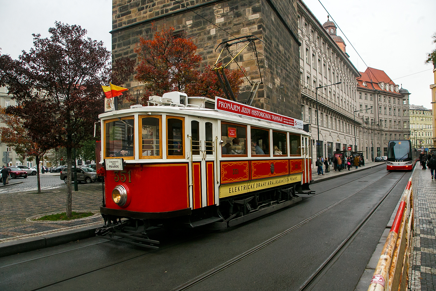 Der Museums-Triebwagen 351, ein Ringhoffer DSM, der Straßenbahn Prag (DPP - Dopravní podnik hlavního města Prahy a.s., ex Elektrické Dráhy královského města Prahy) am 23.11.2022 auf der Senovážné nám. beim Heinrichsturm (Jindřišská věž).

Der Straßenbahnwagen ein Ringhoffer DSM wurde 1915 von den Ringhoffer-Werke AG (tschech. Ringhofferovy závody a.s.) in Prag -Smíchov unter der Fabriknummer 85 231gebaut und an die Städtische Eisenbahn (Elektrické Dráhy královského města Prahy) geliefert. Im Jahr 1963 wurde er zum Arbeitstriebwagen 4023 und 1974 zum Schneepflug-Triebwagen 4213, so war er bis 1991 im Betrieb und ging dann ans MHD-Museum (Muzeum městské hromadné dopravy) und wurde in den Urzustand zurück gebaut.

Die Ringhoffer-Werke AG fusionierte 1935 mit der Tatra-Werke AG, Automobil- und Waggonbau in Kopřivnice zur Ringhoffer-Tatra Werke AG. Am 7. März 1946 wurde die Firma, entsprechend des Dekretes Nr. 108 des Präsidenten der Tschechoslowakei (Edvard Beneš) vom 24. 10.1945 verstaatlicht und Ringhoffer enteignet. Das Unternehmen firmierte dann als Tatra, národní podnik, bis es wieder in die Einzelbetriebe aufgespalten wurde. Die Betriebe des Schienenfahrzeugbaues wurden 1958 einschließlich der slowakischen Waggonfabrik Poprad unter der Firma Československé vagónky Tatra n.p. mit Sitz in Studénka zusammengeschlossen. Tatra in Kopřivnice produzierte fortan nur noch Kraftfahrzeuge.

Das ehemalige Ringhoffer-Werk in Prag-Smíchov firmierte zunächst als Vagonka Tatra Smíchov n.p., ab 1963 als Teilbetrieb von ČKD als ČKD Tatra n.p. Seit 2001 gehört es zum Siemens-Konzern. Wichtigstes Produkt des Werkes waren von 1951 bis 1999 die sogenannten Tatra-Straßenbahnen, die in fast alle Länder des damaligen Ostblocks exportiert wurden.
