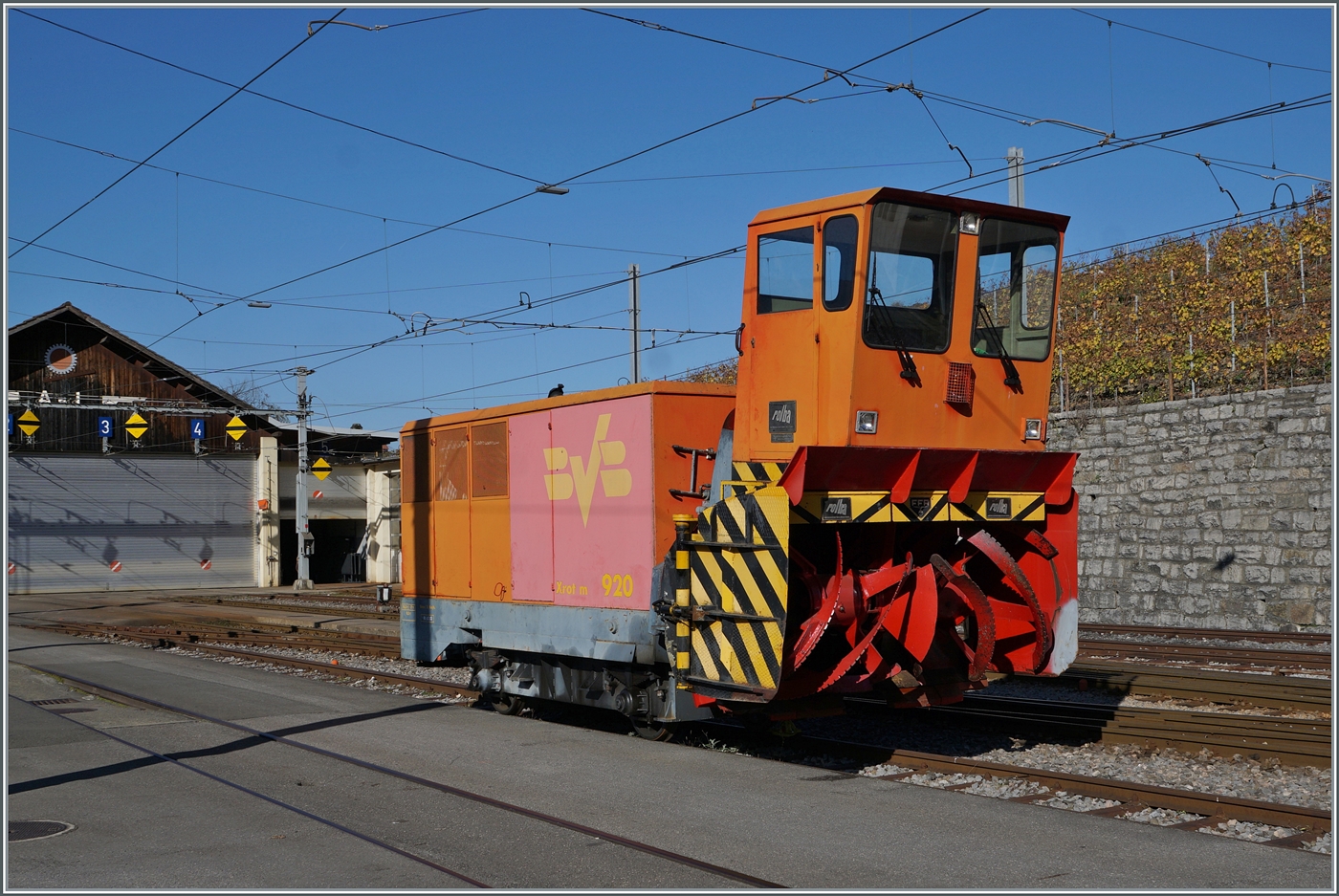 Der nächste Winter kommt bestimmt: in Aigle Dépôt A-L steht die BVB Xrot m 920 von Rolba, Baujahr 1971. 

2. Nov. 2024