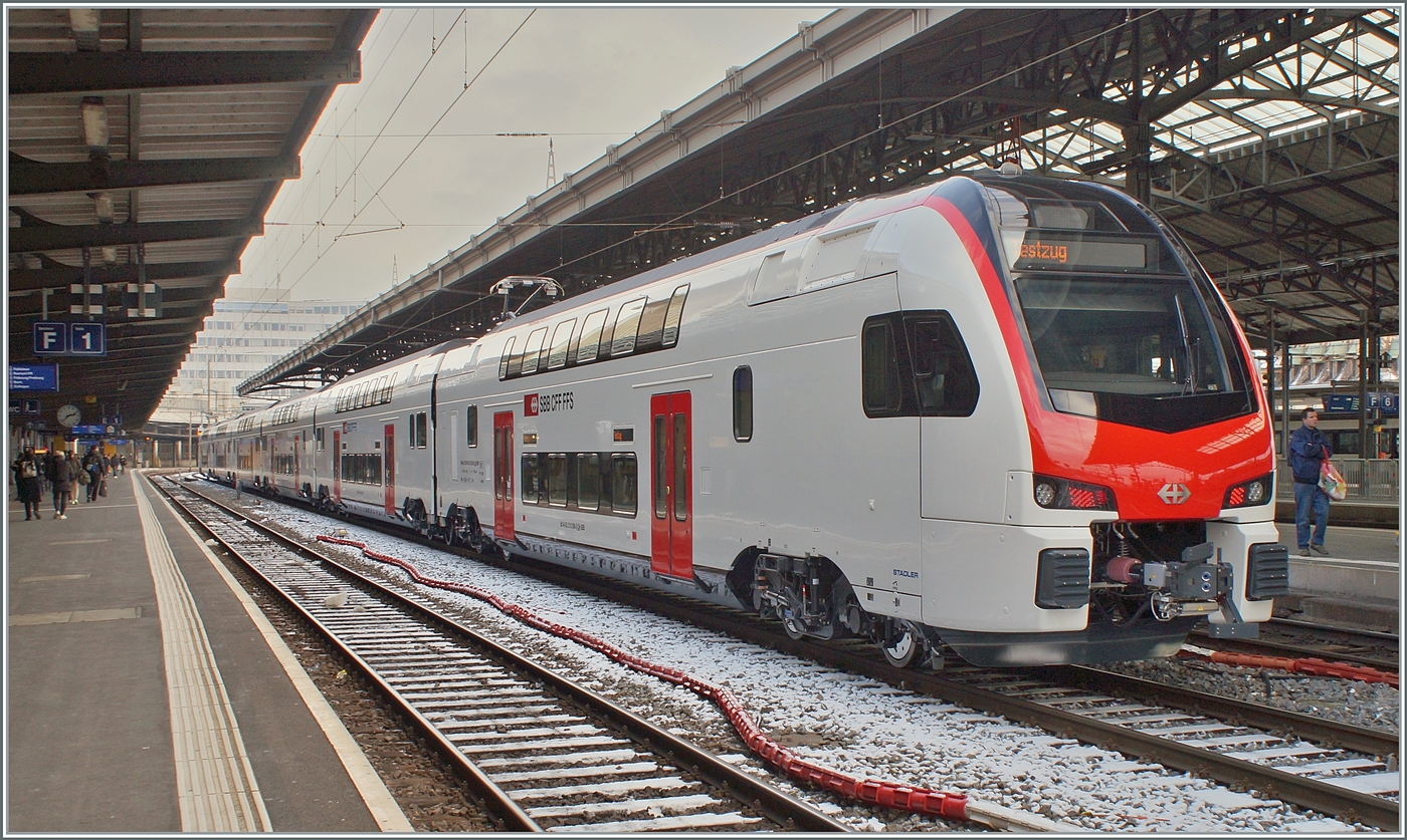 Der neue SBB RABe 512 008 (94 85 0 512 008-9 CH-SBB) für den Fernverkehr bei einer Test-Fahrt in Lausanne. Noch fehlen die Anschriften für die erste und zweite Klasse.

23. Jan. 2023