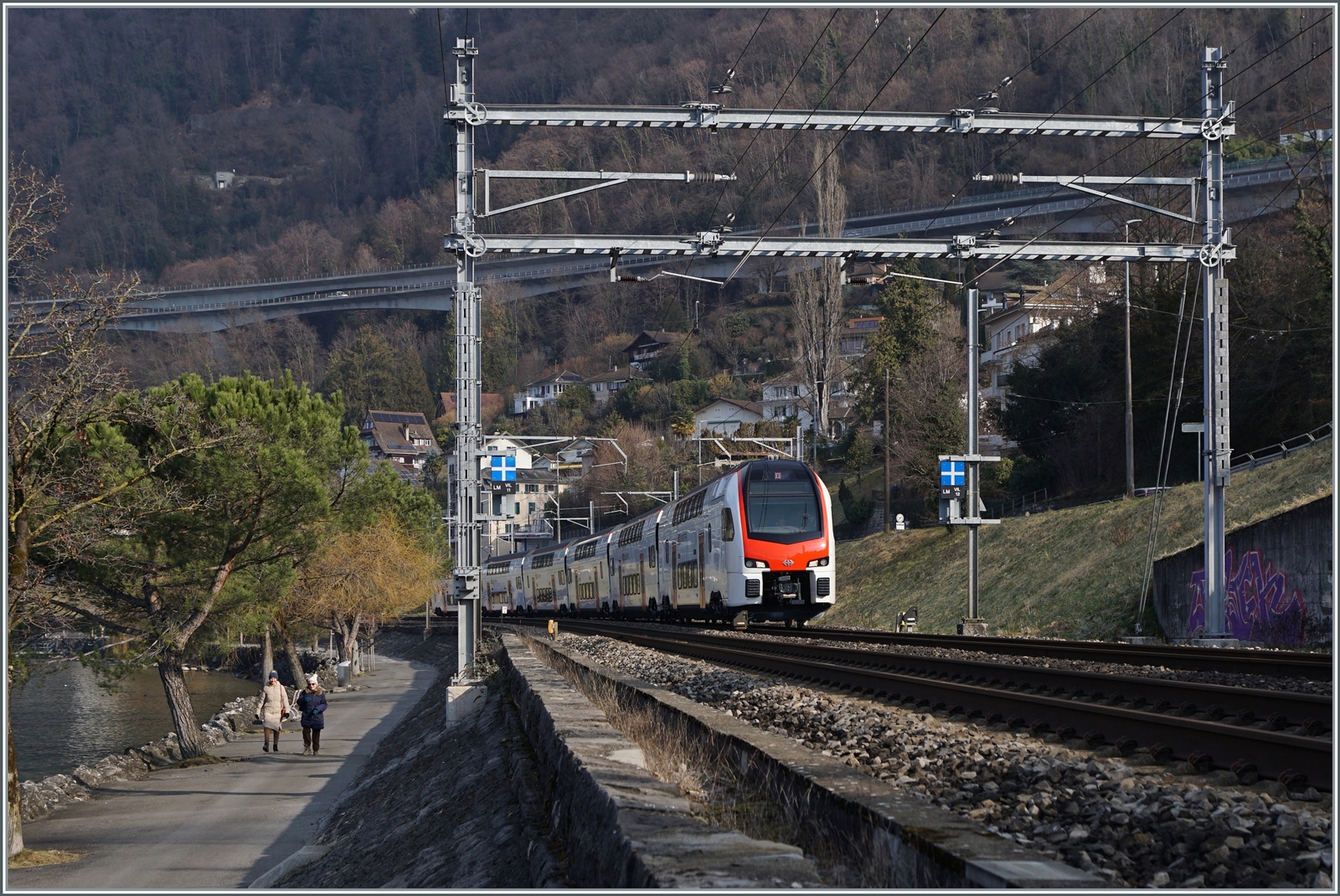 Der neue SBB RABe 512 008 (94 85 0 512 008-9 CH-SBB) für den Fernverkehr ist kurz vor Villeneuve auf einer Test-Fahrt. 

8. Februar 2023