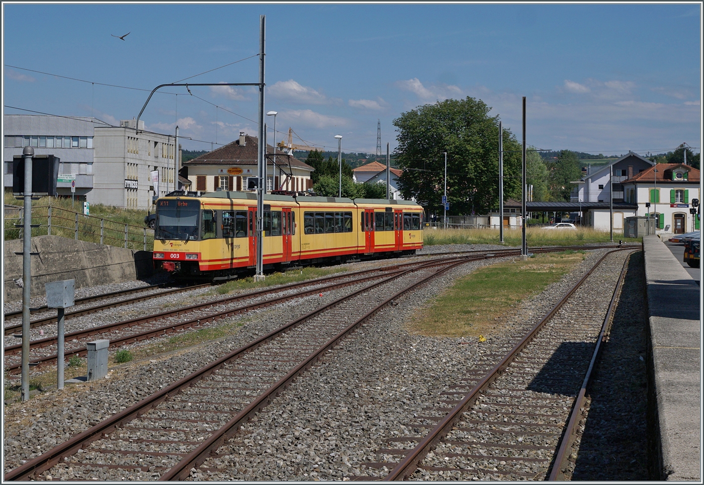Der O-C Be 4/8 N� 3 (94800 450 003-9 D-TVYS) verl�sst als R11 Charvornay in Richtung Orbe. Die  Karlsruher  Trams waren nicht sehr lange auf der OC im Einsatz. Sie �berbr�ckten die Zeit zwischen den nicht mehr einsatzf�higen O-C Gleichstrom Triebwagen und dem Baubedingten Schliessung der Strecke ende 2025 (Umbau auf Wechselstrom/Durchbindung nach Lausanne). 

5. Juli 2026