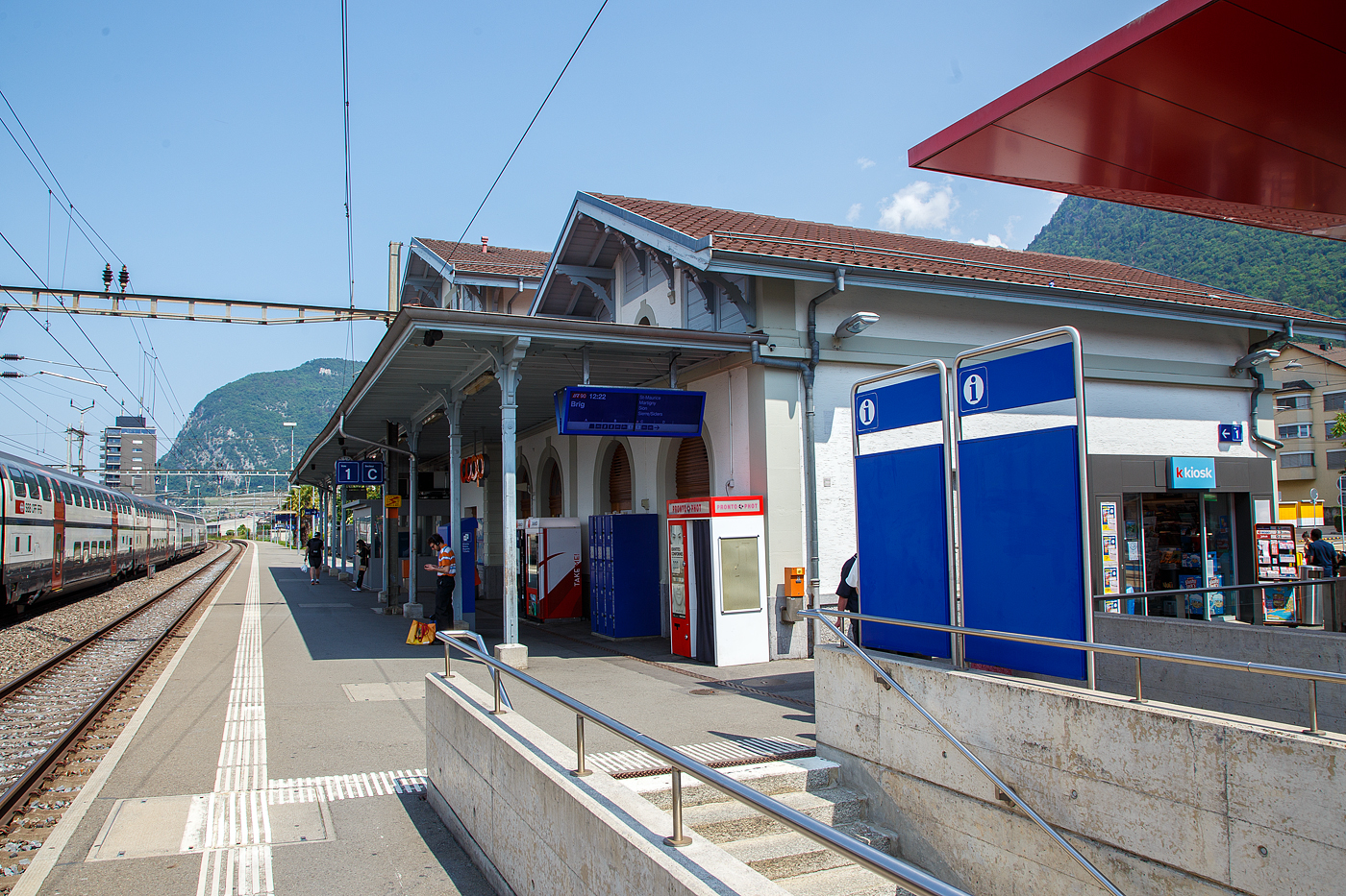 Der SBB Bahnhof Aigle am 28.05.2023.

Der Bahnhof Aigle wurde am 10. Juni 1858 von der Compagnie de l’Ouest Suisse zusammen mit dem Abschnitt Villeneuve–Bex der normalspurigen Strecke Lausanne–Les Paluds, Teil der heutigen Simplonstrecke der Schweizerischen Bundesbahnen, eröffnet.

Von Aigle aus wurden die Meterspur-Strecken nach Leysin im Jahr 1900, nach Monthey 1907 und nach Sépey 1913 eröffnet, die heute von den Transports Publics du Chablais betrieben werden.