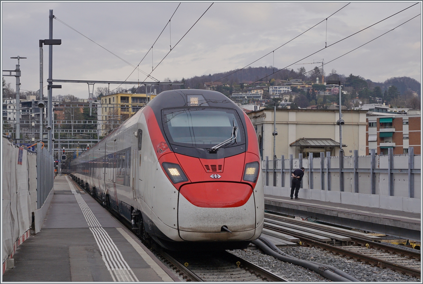 Der SBB Giruno RABe 501 007 URI  ist als EC 307 von Zürich nach Bologna unterwegs und erreicht Lugano. 

13. März 2023