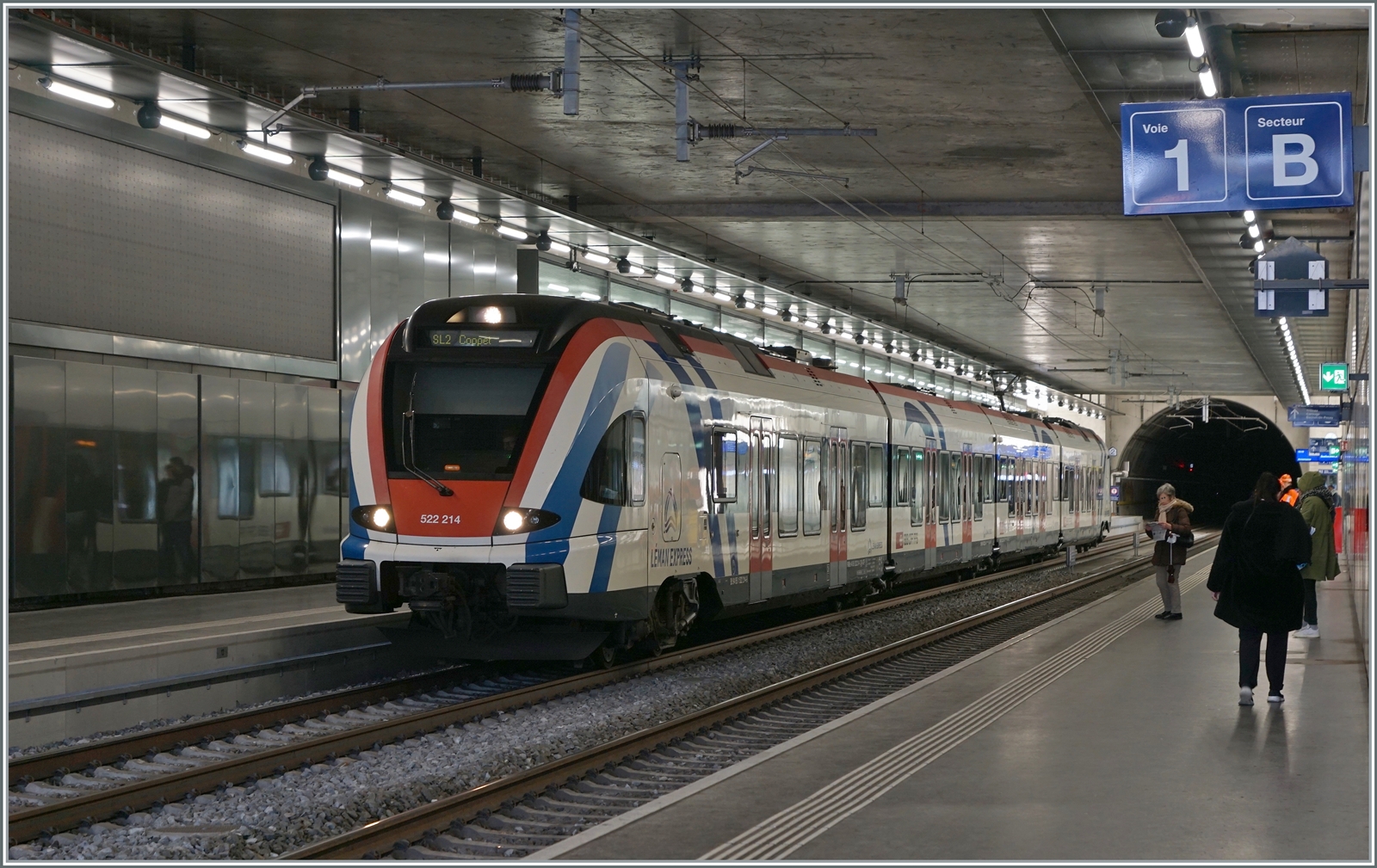 Der SBB LEX RABe 522 214 beim Halt in Lanchy-Bachet. Der Zug ist als Léman Express SL2 von Annecy nach Coppet unterwegs. 

10. März 2023