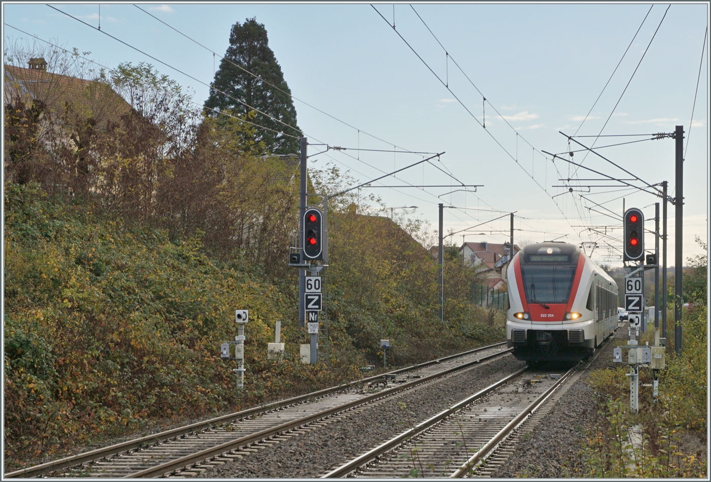 Der SBB RABe 522 204 erreicht als TER 18168 von Biel/Bienne nach Meroux den Bahnhofvon Grandvillars. 

3. Nov. 2025