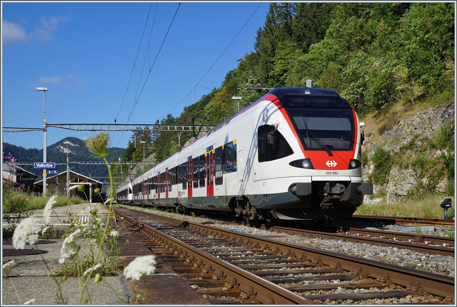 Der SBB RABe 523 062 und ein weiterer stehen in Vallorbe. 

21. Juli 2022