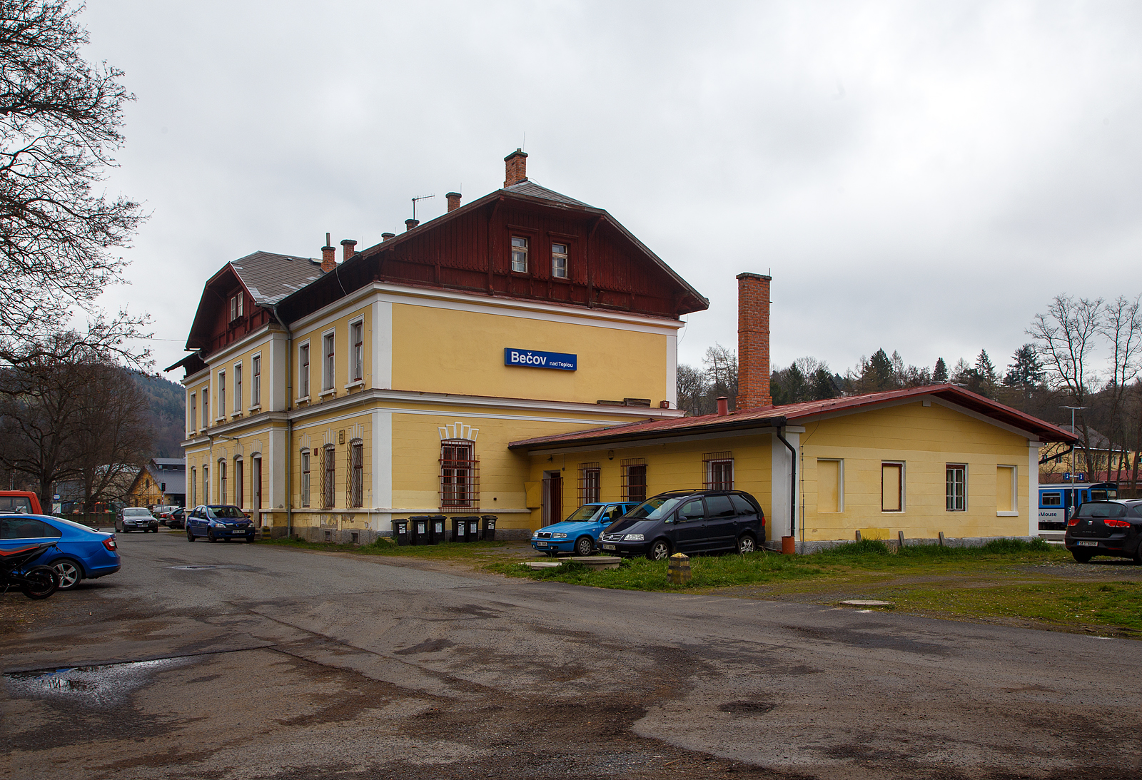 Der schöne Bahnhof Bečov nad Teplou (Petschau) der Bahnstrecke Mariánské Lázně–Karlovy Vary (Marienbad–Karlsbad) – SŽDC 149 und Anfangs- bzw. Endpunkt der Bahnstrecken Blatno u Jesenice – Bečov nad Teplou (SŽDC 161), sowie Bečov nad Teplou - Krásný Jez–Nové Sedlo u Lokte (SŽDC 144). Hier am 20.04.2023.

Bečov nad Teplou (Petschau) ist eine Stadt in der Region Karlsbad. Die Stadt liegt in westlichen Böhmen im Tal der Tepl im Naturschutzgebiet Slavkovský les (Kaiserwald). Im Norden liegen Krásný Jez (Schönwehr) und Vodna (Wasserhäuseln). Mit ihrer auf einem Felssporn oberhalb der Tepl liegenden Burg Bečov gehört Bečov zu den malerischsten Orten der Region zwischen Karlsbad und Marienbad.

Die Burg Bečov/Petschau wurde vermutlich in der ersten Hälfte des 14. Jahrhunderts errichtet und erstmals 1349 urkundlich erwähnt. Damals war sie im Besitz des Boresch IV. von Ossegg und Riesenburg. Sie diente vermutlich als Zollstelle an der Kreuzung der Straßen von Elbogen nach Pilsen und von Tepl nach Schlackenwert. Zusammen mit der darunter entstehenden Siedlung bildete sie ein Herrschaftszentrum. 1354 erteilte Kaiser Karl IV. den Brüdern Boresch und Slavko von Riesenburg die Genehmigung, Gold, Silber und Zinn im angrenzenden Kaiserwald abzubauen. 

Im November 1898 erhielt Petschau Eisenbahnanschluss (Strecke nach Rakonitz), im Dezember folgte die Bahnverbindung nach Karlsbad.

Nach der Errichtung der Tschechoslowakei 1918 erhielt Petschau die amtliche Ortsbezeichnung Bečov. Am 1. Dezember 1930 hatte es 2384 Einwohner (davon 168 Tschechen). Infolge des Münchner Abkommens musste es 1938 an das Deutsche Reich abgetreten werden. 1939 lebten in Petschau 2158 Menschen. Bis zum Ende des Zweiten Weltkrieges war das Dorf Teil des deutschen Landkreises Tepl. Nach dem Zweiten Weltkrieg kam Petschau/Bečov an die Tschechoslowakei zurück. Die deutschsprachige Bevölkerung wurde zu einem Großteil vertrieben. Ihr Vermögen wurde durch das Beneš-Dekret 108 konfisziert, das Vermögen der evangelischen Kirche durch das Beneš-Dekret 131 liquidiert, die katholischen Kirchen in der Tschechoslowakei wurden enteignet. Auch der Schlossbesitzer Beaufort-Spont wurde enteignet. Da die Besiedlung mit Neubürgern nur in geringem Umfang erfolgte, waren zahlreiche Häuser dem Verfall preisgegeben.
