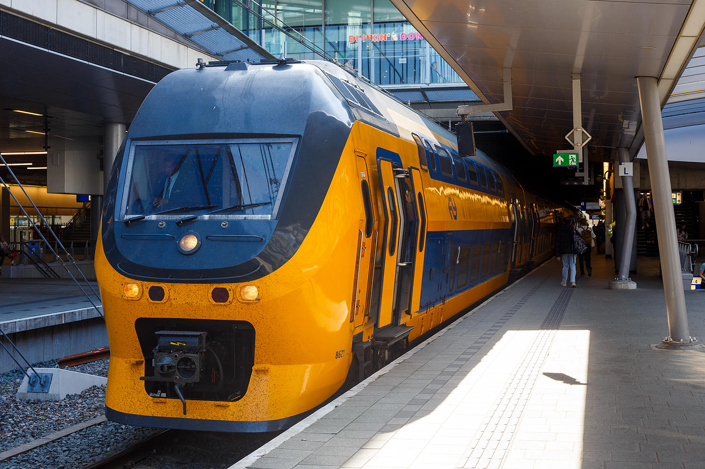 Der sechsteilige VIRM-VI NS 8621 der Nederlandse Spoorwegen N.V. (Niederländische Eisenbahn AG) hat am 29 April 2025, als IC 3232 nach Rotterdam Centraal, Utrecht Centraal erreicht. VIRM steht für Verlengd InterRegio Materieel (verlängerte IRM).