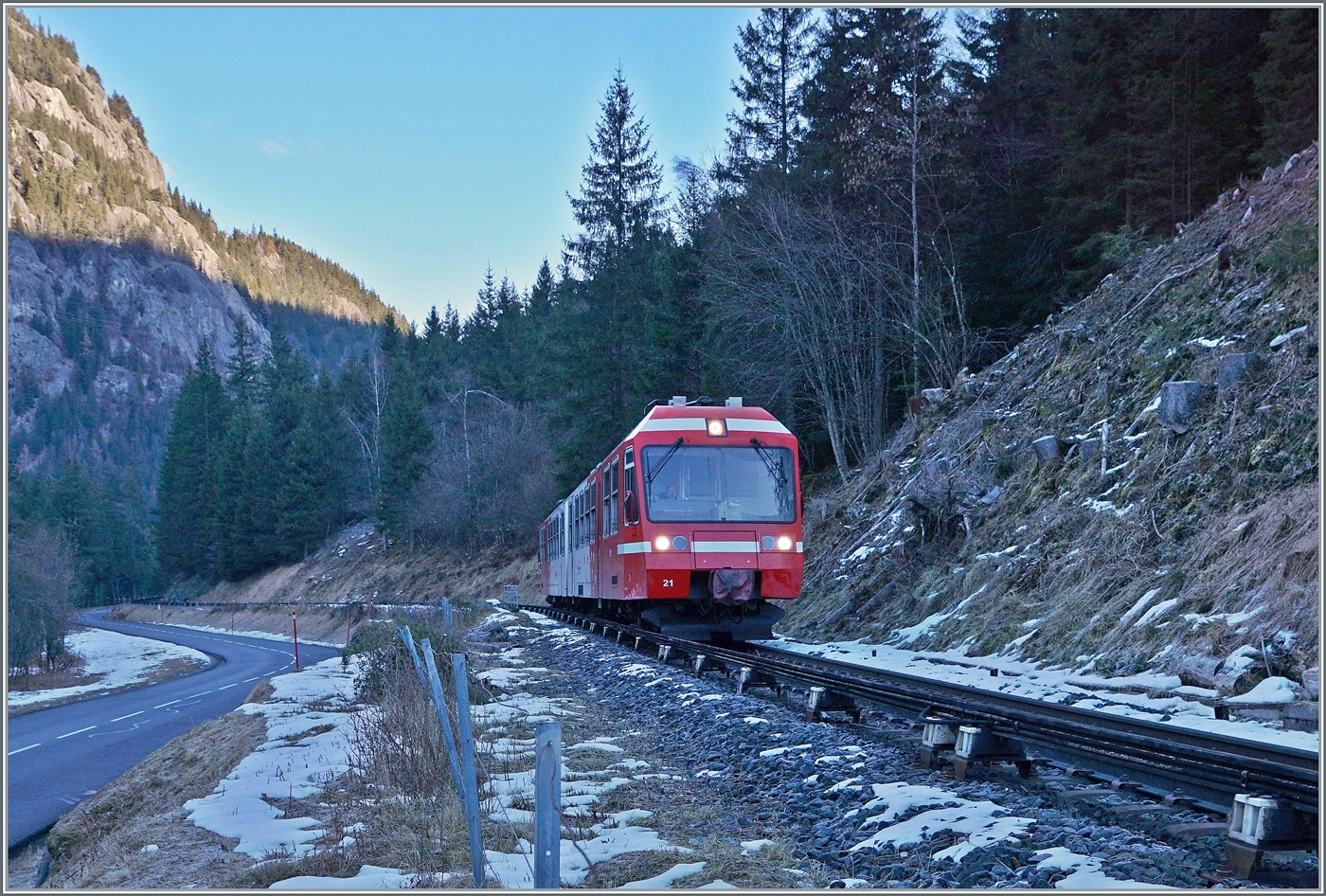 Der TMR BDeh 4/8 21 ist als R18946 von (Martigny) - Vernayaz MC nach Vallorcine unterwegs und konnte bereits nach dem Verlassen der Schweiz im schattigen Tal kurz vor Vallorcine fotografiert werden. 

26. Dez. 2025
