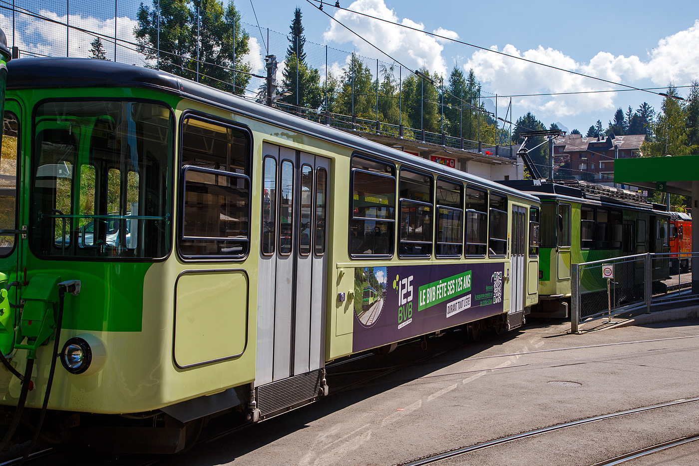 Der tpc 2. Klasse Personenwagen BVB B 62 (ex BV 54) trägt die Werbung warum wir u.a. dieses Wochenende (08 bis 10 September 2023) dorthin gefahren sind. 

Die TPC feiert 125 Jahre BVB! (Les TPC célèbrent les 125 ans du BVB!)
Im Jahr 2023 feiert der BVB-Zug (Bex – Villars – Bretaye) sein 125-jähriges Jubiläum! Zu diesem Anlass organisiert das TPC eine Reihe von Veranstaltungen, um Ihnen die Geschichte und den Charme dieser symbolträchtigen Linie der Waadtländer Alpen näher zu bringen oder wiederzuentdecken. Unteranderem gab es am 08. bis 10. September 2023 Tageskarten für das gesamte TPC-Netz für jeweils günstige 10,00 CHF/Tag und Person.

Hier fährt am 10. September 2023 der Gepäcktriebwagen BVB BDeh 4/4 82 mit dem BVB B 62 und dem Steuerwagen BVB Bt 64 von der Abstellgruppen zum Bahnsteig 3 in Villars-sur-Ollon (Départ Villars – Bretaye). Der Bahnsteig 3 in Villars-sur-Ollon ist speziell gesichert, für den Zugang muss man ein spezielles Ticket haben. Bei allen anderen Haltestellen, auf der durchgehenden 4,65 km langen Zahnradstrecke (System Abt), zum Col-de-Bretaye auf 1.808 m ü. M., sind dan frei zugänglich.

Der BVB B 62 hat ein Eigengewicht von 8,5 t, ein max. Dienstgewicht von 19 t, er bietet 48 Sitzplätze und 72 Stehplätze.  