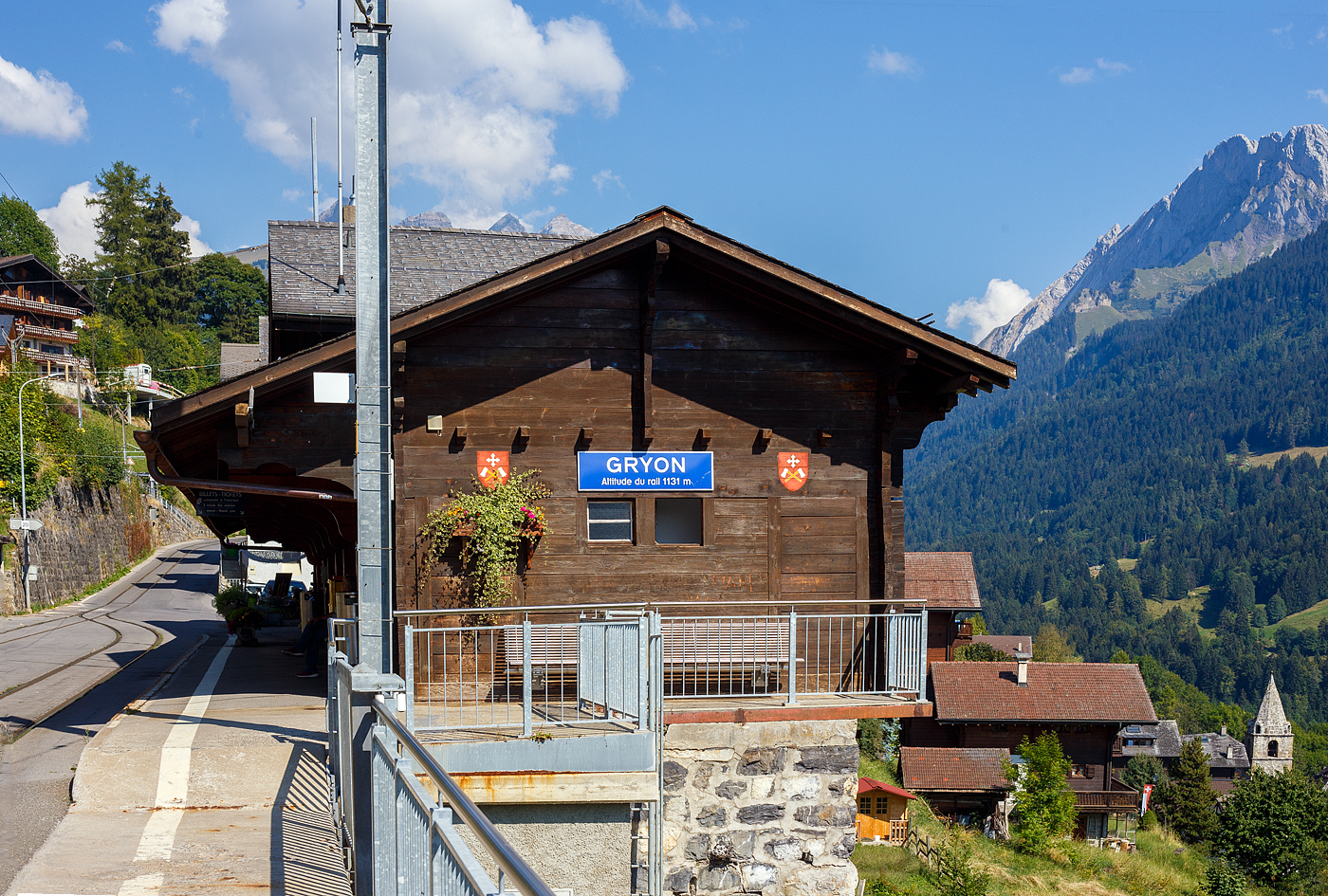 Der tpc Bahnhof Gryon auf 1.131 m ü. M. am 10.09.2023, Blickrichtung Barboleuse. Wir hatten zuvor einen wunderschönen Spaziergang hinab von La Barboleuse nach hier.

Der Bahnhof gehört zur ehemalige Chemin de fer électrique Bex–Gryon–Villars (BGV), später BVB Bex–Villars–Bretaye-Bahn. Seit 1999 Teil der TPC - Transports Publics du Chablais. Die Bahn der BGV entstand zur Erschließung der Dörfer Gryon und Villars-sur-Ollon auf einer Terrasse über dem Rhonetal. Die Strecke wird im gemischten Adhäsions- und Zahnradbetrieb befahren. Das 3,3 Kilometer lange Teilstück Bex–Bévieux und der 5,6 Kilometer langen Abschnitt Gryon–Villars–Chesières wurden Straßenbahnbetrieb gefahren. 

Der 4,9 Kilometer lange Zahnstangenabschnitt im System Abt von von Bévieux nach Gryon hat eine Maximalsteigung von 200 Promille. Wurde mit Zahnradloks bzw. –triebwagen befahren, wie u.a. die heute bei der Museumsbahn Blonay–Chamby vorhandenen BGV He 2/2 2  La Grisette .

Im Jahre 1942 fusionierten BGVC mit der VB zur BVB. 1975 bildete die BVB zusammen mit der Chemin de fer Aigle–Leysin (AL) und der Chemin de fer Aigle–Sépey–Diablerets (ASD) eine Betriebsgemeinschaft, der sich 1977 auch die Chemin de fer Aigle–Ollon–Monthey–Champéry (AOMC) anschloss. Im Jahre 1999 fusionierten alle vier Bahnen zur heutigen Transports Publics du Chablais (TPC).
