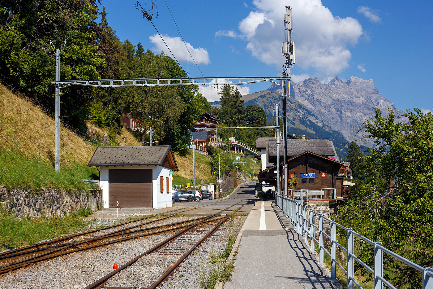 Der tpc Bahnhof Gryon auf 1.131 m ü. M. am 10.09.2023, Blickrichtung Barboleuse. Wir hatten zuvor einen wunderschönen Spaziergang hinab von La Barboleuse nach hier.

Der Bahnhof gehört zur ehemalige Chemin de fer électrique Bex–Gryon–Villars (BGV), später BVB Bex–Villars–Bretaye-Bahn. Seit 1999 Teil der TPC - Transports Publics du Chablais. Die Bahn der BGV entstand zur Erschließung der Dörfer Gryon und Villars-sur-Ollon auf einer Terrasse über dem Rhonetal. Die Strecke wird im gemischten Adhäsions- und Zahnradbetrieb befahren. Das 3,3 Kilometer lange Teilstück Bex–Bévieux und der 5,6 Kilometer langen Abschnitt Gryon–Villars–Chesières wurden Straßenbahnbetrieb gefahren. 

Der 4,9 Kilometer lange Zahnstangenabschnitt im System Abt von von Bévieux nach Gryon hat eine Maximalsteigung von 200 Promille. Wurde mit Zahnradloks bzw. –triebwagen befahren, wie u.a. die heute bei der Museumsbahn Blonay–Chamby vorhandenen BGV He 2/2 2  La Grisette .

Im Jahre 1942 fusionierten BGVC mit der VB zur BVB. 1975 bildete die BVB zusammen mit der Chemin de fer Aigle–Leysin (AL) und der Chemin de fer Aigle–Sépey–Diablerets (ASD) eine Betriebsgemeinschaft, der sich 1977 auch die Chemin de fer Aigle–Ollon–Monthey–Champéry (AOMC) anschloss. Im Jahre 1999 fusionierten alle vier Bahnen zur heutigen Transports Publics du Chablais (TPC).
