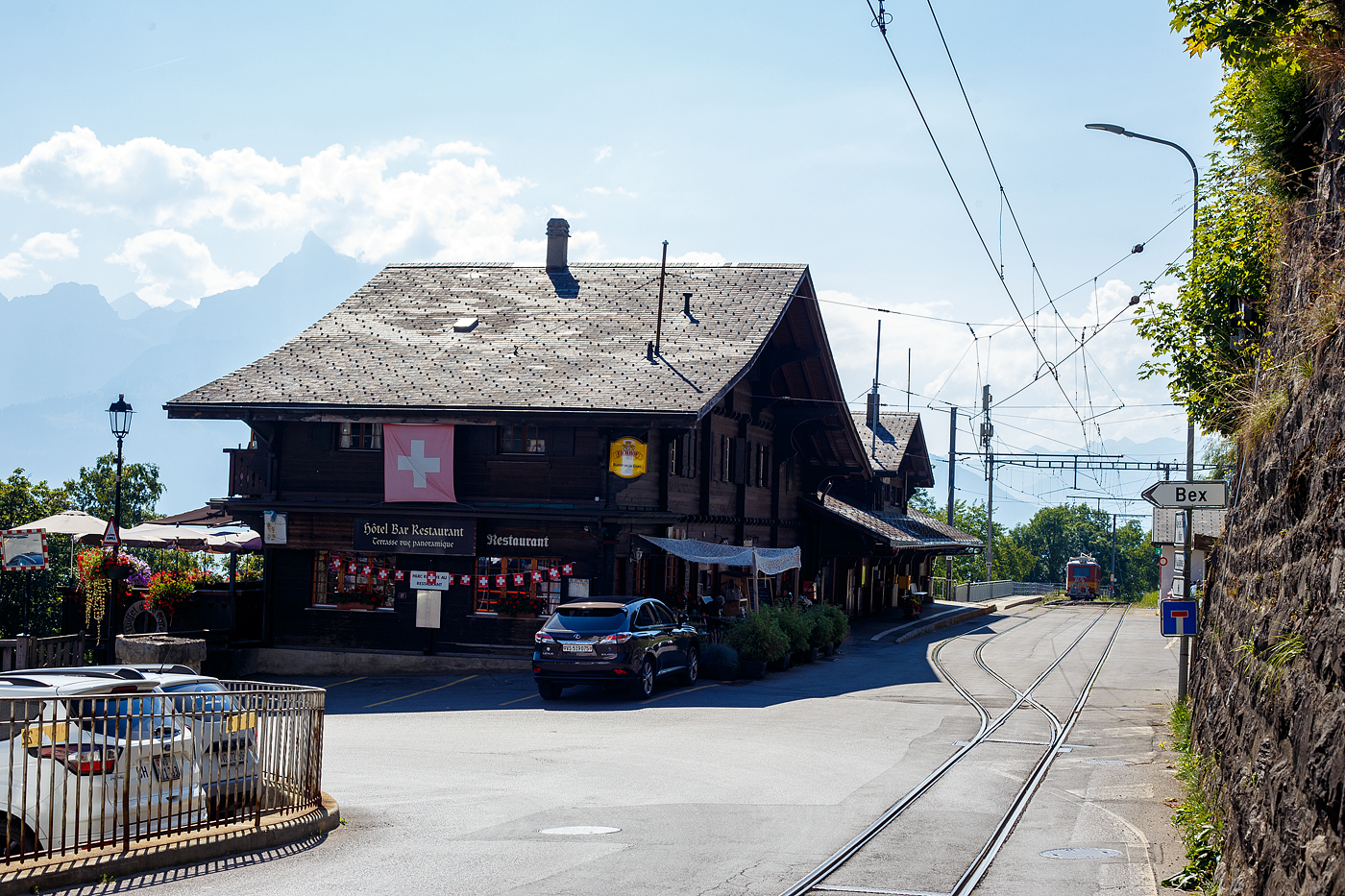 Der tpc Bahnhof Gryon auf 1.131 m ü. M. am 10.09.2023, Blickrichtung Bex, auch wenn hier der Richtungspfeil der Straße nach links zeigt. Wir hatten zuvor einen wunderschönen Spaziergang hinab von La Barboleuse nach hier.

Der Bahnhof gehört zur ehemalige Chemin de fer électrique Bex–Gryon–Villars (BGV), später BVB Bex–Villars–Bretaye-Bahn. Seit 1999 Teil der TPC - Transports Publics du Chablais. Die Bahn der BGV entstand zur Erschließung der Dörfer Gryon und Villars-sur-Ollon auf einer Terrasse über dem Rhonetal. Die Strecke wird im gemischten Adhäsions- und Zahnradbetrieb befahren. Das 3,3 Kilometer lange Teilstück Bex–Bévieux und der 5,6 Kilometer langen Abschnitt Gryon–Villars–Chesières wurden Straßenbahnbetrieb gefahren. 

Der 4,9 Kilometer lange Zahnstangenabschnitt im System Abt von von Bévieux nach Gryon hat eine Maximalsteigung von 200 Promille. Wurde mit Zahnradloks bzw. –triebwagen befahren, wie u.a. die heute bei der Museumsbahn Blonay–Chamby vorhandenen BGV He 2/2 2  La Grisette .

Im Jahre 1942 fusionierten BGVC mit der VB zur BVB. 1975 bildete die BVB zusammen mit der Chemin de fer Aigle–Leysin (AL) und der Chemin de fer Aigle–Sépey–Diablerets (ASD) eine Betriebsgemeinschaft, der sich 1977 auch die Chemin de fer Aigle–Ollon–Monthey–Champéry (AOMC) anschloss. Im Jahre 1999 fusionierten alle vier Bahnen zur heutigen Transports Publics du Chablais (TPC).
