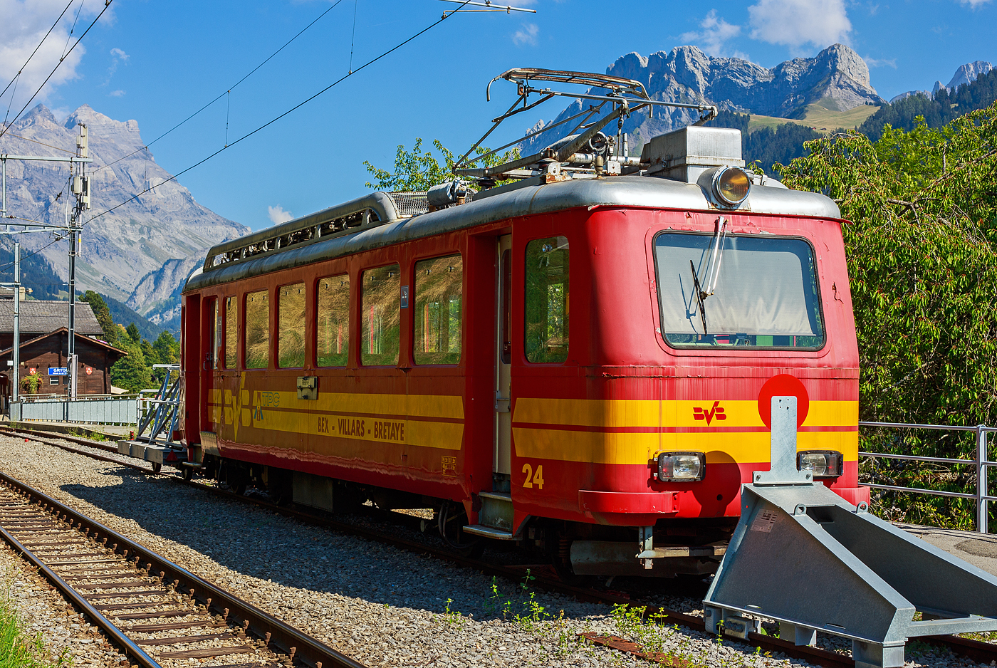 Der tpc BVB BDeh 2/4 „flche“ (Pfeil) 24, fr den gemischtem Adhsions- und Zahnradbetrieb der Bex–Villars–Bretaye-Bahn, ist beim Bahnhof Gryon ,mit dem vorgestellten Fahrradtransport-Vorstellwagen BVB Om725, abgestellt, hier am 10.09.2023. 

brigens man kann diesen originalen Triebwagen fr kleines Geld (fr einen obligatorischen Preis kaufen. Da ist der Kaufpreis wohl der kleinere Anteil, die Verladung und der Abtransport sind da wohl die hhere Kosten. Die Transports Publics du Chablais muss leider die alten Zahnstangentriebwagen BDeh 2/4 „flche,  wie diesen Nr. 24 (Baujahr 1941) sowie die Nr. 22 (Baujahr 1940), leider entsorgen, da diese durch modernere Fahrzeuge ersetzt wurden. So kann man diese Triebwagen als Verein, Museum aber auch als Einzelpersonen von der tpc erwerben. Die letzte Revision von dem Triebwagen war im Dezember 2009.

Dieses Material muss in Bex (Schweiz) abgeholt werden. Der Spezialtransport und die allfllige Zollabwicklung (sofern dieses Material auerhalb der Schweiz transportiert wird) obliegen dem Kufer. Die Lnge betrgt ca. 15,0 Meter, die Breite 2,4 Meter und das Gewicht  20 Tonnen. Reserveausrstung ist ebenfalls vorhanden und wird dem Kufer zur Verfgung gestellt. Die Ausrstung muss vom Kufer vor dem 29. Februar 2024 evakuiert werden. Der Verkaufspreis ist symbolisch !!!

Die BVB BDeh 2_4 „flche“ (Pfeil) Nr. 21 bis 26 wurden in den 1940er Jahren (1939 bis 1945), noch als BFeh2/4,von der SLM (Schweizerische Lokomotiv- und Maschinenfabrik in Winterthur) gebaut, die elektrische Ausrstung ist von der MFO (Maschinenfabrik Oerlikon). Die Pfeile (flche) sind sogenannte Alleinfahrer, das heit sie fuhren nicht mit Steuerwagen oder in Mehrfachtraktion. Es wurden lediglich Vorstellwagen vorgesellt. 

Diese elektrischen Personentriebwagen mit Gepckabteil fr den gemischtem Adhsions- und Zahnradbetrieb, verfgen ber 2 Drehgestelle mit je 2 Achsen, von denen jeweils einen Achse mittels einem Motor angetrieben ist. Die somit beiden Motoren sind in Reihe geschaltet. Jeder in Lngsrichtung angeordnete Motor treibt ber eine Kupplung die Adhsionsachse an. Im Zahnradbetrieb wir das Triebzahnrad dann von der Achse angetrieben. Die Triebwagen mssen immer Zahnradbetrieb in der gleichen Richtung stehen (der Fhrerstand 1/ Drehgestell 1 muss immer in Richtung Berg zeigen), denn die Sperrklinkenbremse wirkt nur in einer Richtung. So mssen  die Triebwagen fr Transit zwischen der Linie Bex - Villars und der
Villars – Bretaye immer Gleis 5 nehmen, um in die richtige Richtung zu finden.

TECHNISCHE DATEN:
Inbetriebsetzung: 1939 bis 1945
Spurweite: 1.000 mm (Meterspur)
Achsfolge: 1Az 1Az
Zahnstangensystem: Abt
Lnge: 15.000 mm
Breite: 2.400 mm
Treibraddurchmesser: 764 mm
Zahnrad-Teilkreisdurchmesser: 573 mm
Eigengewicht: 19,5 t
Maximales Zuggewicht (Dienstgewicht): 27 t
Sitzpltze: 48
Stehpltze: 32
Max. Ladegewicht: 1,5 t
Versorgungsspannung: 750 V 
maximal Leistungsaufnahme: 580 Ampere
Leistung im Dauerbetrieb: 180 kW
bersetzung: 1:14,260 (Adhsion und Zahnrad)
Max. Neigung im Adhsionsbetrieb: 60 ‰
Max. Neigung im Zahnradbetrieb: 200 ‰
Hchstgeschwindigkeit im Adhsionsbetrieb: 35 km/h
Hchstgeschwindigkeit im Zahnradbetrieb bei Bergfahrt: 18 km/h
Hchstgeschwindigkeit im Zahnradbetrieb bei Talfahrt: 15 km/h

Der Vorstellwagen fr den Fahrradtransport BVB Om725 hat ein Eigenwicht von 1,6 t und eine max. Zuladung von 1,5 t.

Quelle: TPC

Die Wagenksten der Triebwagen haben groe hnlichkeit mit den acht reinen Zahnradtriebwagen GN Bhe 2/4 (ex BChe 2/4) der ehemaligen Glion–Rochers-de-Naye-Bahn (spter MTGN - Montreux–Territet–Glion–Rochers-de-Naye-Bahn, heute Teil der MVR - Transports Montreux-Vevey-Riviera). Von diesen wurden ja auch1938 fnf von der SLM gebaut (jeweils einer folgte 1947, 1949 und 1966). Diese sind aber reine Zahnradtriebwagen und haben eine Spurweite von 800 mm.
