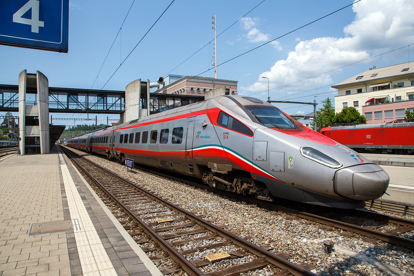 Der Trenitalia  Frecciargento“  ETR 610.012 der 1. Serie  (93 85 5 610 012-2 CH-TI / 93 85 5 610 112-x CH-TI) verlässt am 28.05.2023, als EC 57 von Basel SBB via Domodossola nach Milano Centrale, den Bahnhof Spiez.