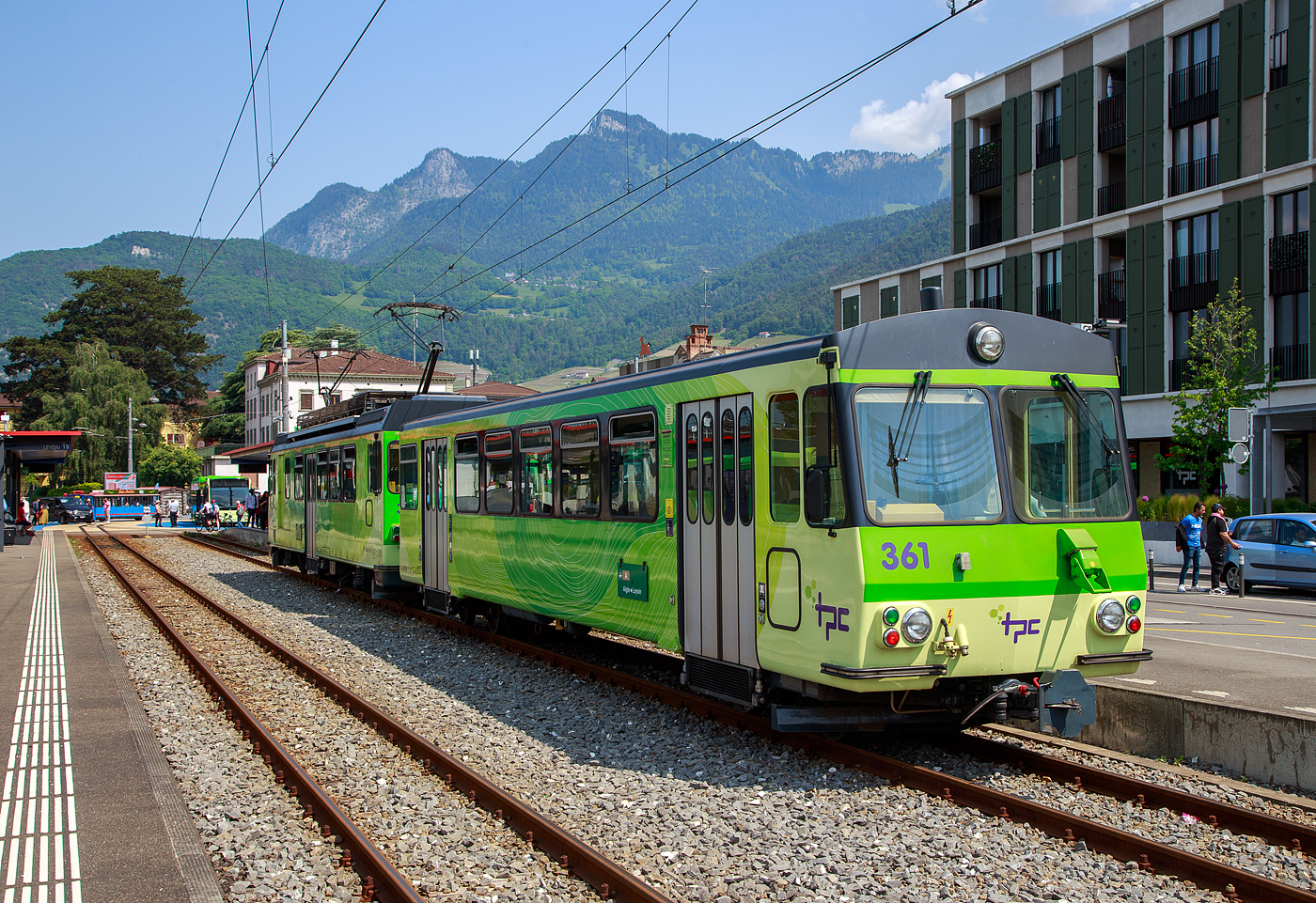 Der Triebwagen mit Gepckabteil BDeh 4/4 311 (ex 303)  „Yvorne“ und der Steuerwagen Bt 361 (ex 353) beide der tpc (Transports Publics du Chablais), ex bzw. Betriebsteil AL - Aigle-Leysin-Bahn, stehen am 28 Mai 2023 im Schmalspur-Bahnhof Aigle. Auch dieser Pendelzug trgt nun die neue TPC-Lackierung und nicht mehr die ursprngliche Lackierung der AL (creme-braun), nach der Neulackierung wurden auch nicht mehr die Wappen der Triebwagen angebracht.

Der Trieb- und Steuerwagen wurde 1987 von Vevey - Ateliers de constructions mcaniques de Vevey (ACMV) gebaut, die SLM (Schweizerischen Lokomotiv- und Maschinenfabrik) in Winterthur lieferte die Drehgestelle mit der Zahnradtechnik und die BBC (Brown, Boveri & Cie.) die elektrische Ausrstung. Die ehemalige Fabrikhalle der ACMV steht heute noch in Vevey, siehe: http://hellertal.startbilder.de/bild/schweiz~hersteller~vevey-acmv-spaeter-vevey-technologies-sa/814732/die-ehemalige-fabrikhalle-des-1842-gegruendeten.html

Die Triebwagen BDeh 4/4 311 bis 313 (ex 303 bis 305) sind meterspurige elektrische Personentriebwagen mit Gepckabteil fr gemischten Zahnrad- und Adhsionsbetrieb (Zahnstangensystem Abt). Der Pendelzug (BDeh 4/4 mit Bt) besitzt nur die 2. Wagenklasse auf eine 1. Wagenklasse wurde verzichtet. 

Anfang der 1980er Jahren prsentierte sich das Rollmaterial der AL zwar in einem guten Zustand, doch gengte es den Komfortansprchen nur noch bedingt. Da auch die drei anderen Bahnen der TPC neues Rollmaterial bentigten, wurde ein gemeinsames Beschaffungskonzept erarbeitet. Schlielich fand im sechsten Rahmenkredit fr Privatbahnhilfe des Bundes auch eine Rollmaterialbestellung fr AL, AOMC und BVB Platz. 1984 wurden insgesamt drei neue Pendelzge fr die AL (2 Stck) und die BVB (1 Stck) bei ACMV, SLM und BBC in Auftrag gegeben. Die bei der AL als BDeh 4/4 303-304 bezeichneten Fahrzeuge stellen eine Weiterentwicklung der BVB BDeh 4/4 81-82 dar und wurden mit 4 x 209 kW motorisiert. Wie die BDeh 4/4 301-302 haben sie eine Maximalgeschwindigkeit von 40 km/h, was aber fr die AL-Verhltnisse gengt. Gleichzeitig mit den Triebwagen wurden 1987 auch zweipassende Steuerwagen Bt 353-354, die vom CEV Bt 223 abgeleitet wurden, in Betrieb genommen.

Mit den neuen Pendelzgen hielt auch ein neues Erscheinungsbild bei der TPC Einzug. Die Fahrzeuge aller vier Eisenbahngesellschaften wurden in einheitlichem Design gestaltet, wobei die bahneigenen Farben beibehalten werden konnten (creme-braun fr die AL). Ab 1989 hielt dieser Anstrich auch bei den brigen Fahrzeugen der AL Einzug. 1993 wurde mit dem BDeh 4/4 305 und Bt 355 ein weiterer, praktisch baugleicher Pendelzug in Betrieb genommen.  Im Jahr 2002 erfolgte die Umzeichnung der Triebwagen BDeh 4/4  303 bis 305 in BDeh 4/4 311 bis 313, sowie der Steuerwagen Bt 353 bis 355 in Bt 361bis 363.

Auch wenn Triebwagen zusammen mit den Steuerwagen als Pendelzge konzertiert sind, so haben die Triebwagen trotzdem zwei Fhrerstnde und knnen so auch alleine in beide Richtungen fahren.

TECHNISCHE DATEN:
Hersteller: (1987/1993) ACMV/SLM/BBC
Baujahr: 1987 (2 Stck) / 1993 (1Stck)
Spurweite: 1.000 mm
Fahrleitungsspannung: 1.500 V =
Maximale Streckenneigung: Adhsion 38 ‰ / Zahnstange 230 ‰
Zahnstangensystem: Abt

TRIEBWAGEN:
Typ und Nummerierung: BDeh 4/4 311 – 313 (bis 2002 ex 303 bis 305)
Achsfolge: Bo'zz Bo'zz
Lnge ber Puffer: 15.400 mm
Leistung: 4 x 209 kW = 836 kW (1.136 PS)
Hchstgeschwindigkeit: 40 km/h (Adhsion) / 25 km (Zahnrad)
bersetzung: 1:12,2
Gewicht: 35.8 t
Sitzpltze: 32
Stehpltze: 29
Max. Ladegewicht: k.A.

STEUERWAGEN:
Typ und Nummerierung: Bt 361–363 (bis 2002 ex Bt 353–355)
Anzahl der Achsen: 4
Gewicht: 10,0 t
Sitzpltze: 40
Stehpltze: 72