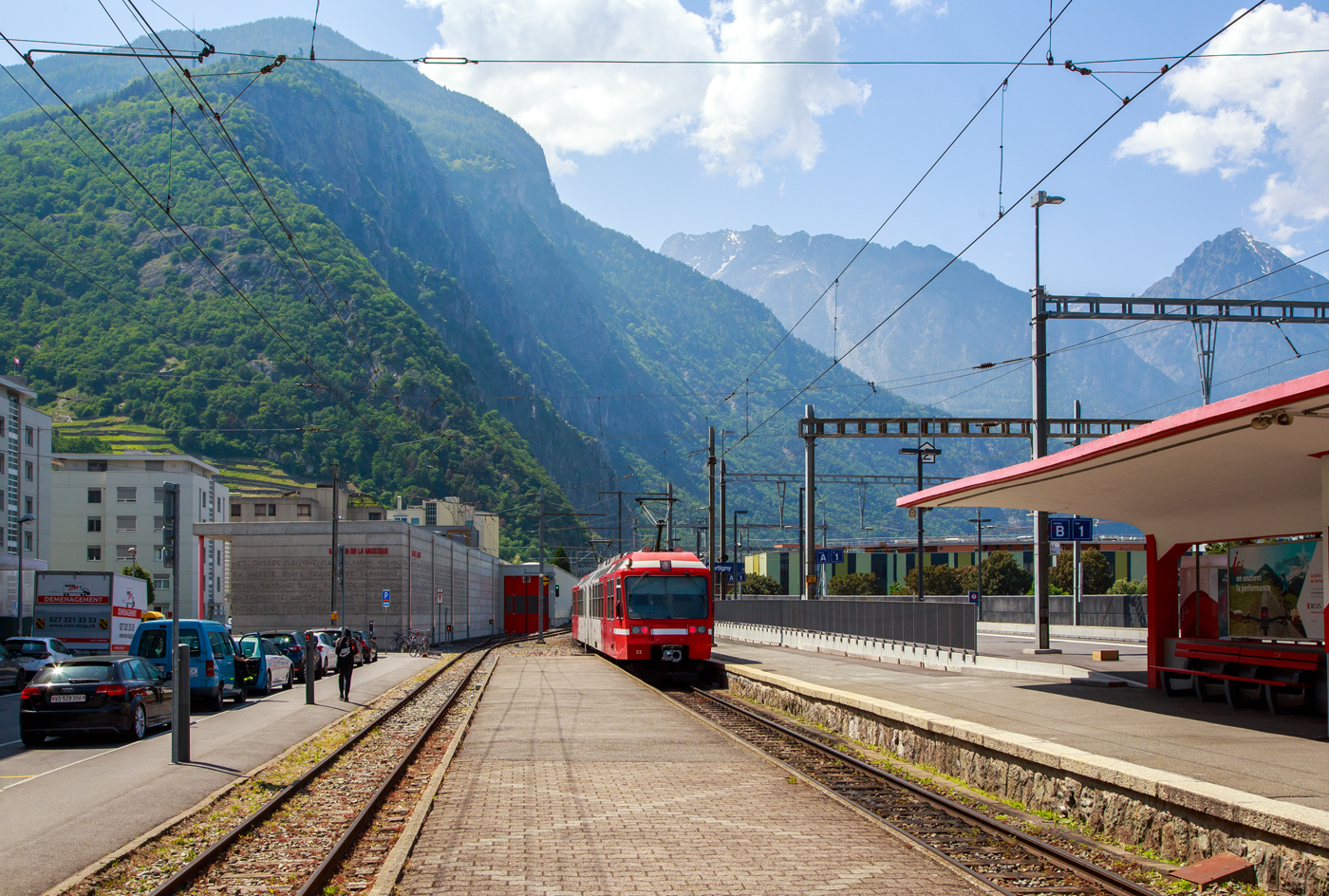 Der Triebwagen TMR BDeh 4/8 22 (Z 823/Z 824), TSI-Nr. 90 85 838 0822-9 CH-TMRSA verlässt am 26. Mai 2023, als R132  „Mont-Blanc Express“ nach Vallorcine (F) via Châtelard, den Bahnhof Martigny (deutsch Martinach). Vom französischen Bahnhof Vallorcine kann man dann mit der SNCF die weiterführende Bahnstrecke via Chamonix nach Saint-Gervais weiterfahren.

Die Martigny-Châtelard-Bahn, abgekürzt MC, (französisch: Chemin de fer Martigny–Châtelard) ist eine 18 km lange meterspurige Bahnstrecke mit Zahnstangenabschnitten, sowie eine ehemalige Bahngesellschaft im Kanton Wallis (CH). Die Bahngesellschaft MC fusionierte 2001 mit der Martigny-Orsières-Bahn (MO) zu den Transports de Martigny et Régions (TMR). 

Auf französischer Seite führt die Strecke weiter über Vallorcine und Chamonix nach Saint-Gervais-Le Fayet, diese weiterführende Bahnstrecke Saint-Gervais–Vallorcine wird von der französischen Staatseisenbahn (SNCF) betrieben.

Von den Transports de Martigny et Régions wird ihr Zugsangebot auf der Bahnstrecke Martigny–Châtelard unter dem Namen Mont Blanc-Express vermarktet.