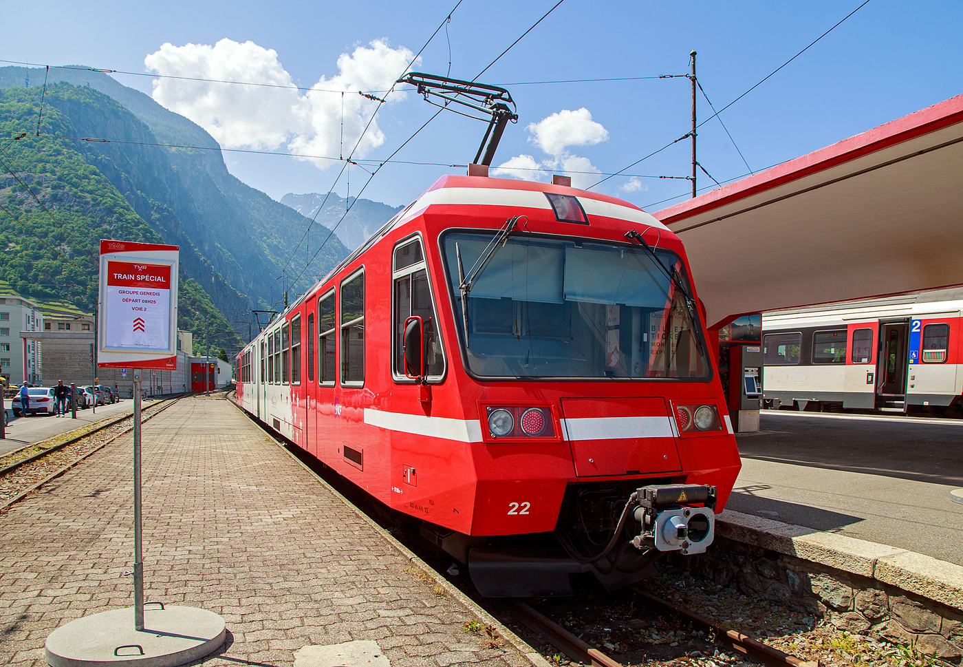 Der Triebwagen TMR BDeh 4/8 22 (Z 823/Z 824), TSI-Nr. 90 85 838 0822-9 CH-TMRSA steht am 26. Mai 2023, als R132  „Mont-Blanc Express“ nach Vallorcine (F) via Châtelard, im Bahnhof Martigny (deutsch Martinach) zur Abfahrt bereit. Vom französischen Bahnhof Vallorcine kann man dann mit der SNCF die weiterführende Bahnstrecke via Chamonix nach Saint-Gervais weiterfahren.

Die beiden Triebwagen BDeh 4/8 21–22, für den gemischtem Adhäsions- und Zahnradbetrieb, der Martigny-Châtelard-Bahn (MC), wie auch die drei weitere französische Triebwagen SNCF Z800 801/802, 803/804 und 805/806, wurden (durch die gemeinsame Bestellung) die mechanischen Teile von Vevey Technologies SA in Villeneuve (vormals ACMV - Ateliers de constructions mécaniques de Vevey, später Bombardier Transportation) gebaut. Der Zahnradteil ist von der SLM, die elektrische Ausrüstung von Adtranz.

TECHNISCHE DATEN:
Bezeichnung: TMR BDeh 4/8 (21–22), SNCF Z800 (801/802, 803/804 und 805/806)
Gebaute Anzahl: 5 
Spurweite: 1.000 mm (Meterspur)
Achsfolge: Bo'zz 2' + 2' Bo'zz
Zahnstangensystem: Riggenbach (bzw. Strub)
Länge über Kupplung: 37.800 mm
Leergewicht: 72,0 t
Leistung: 2 x 1.000 kW
Höchstgeschwindigkeit mit Adhäsionsantrieb: 70 km/h
Höchstgeschwindigkeit mit Zahnradantrieb: 23 km/h / (Talfahrt 16 km/h)
Antriebsart: Elektrisch über Oberleitung oder seitlicher Stromschiene
Fahrleitungsspannung: 830 V DV (=)
Sitzplätze: 96
Kupplung: Scharfenberg
